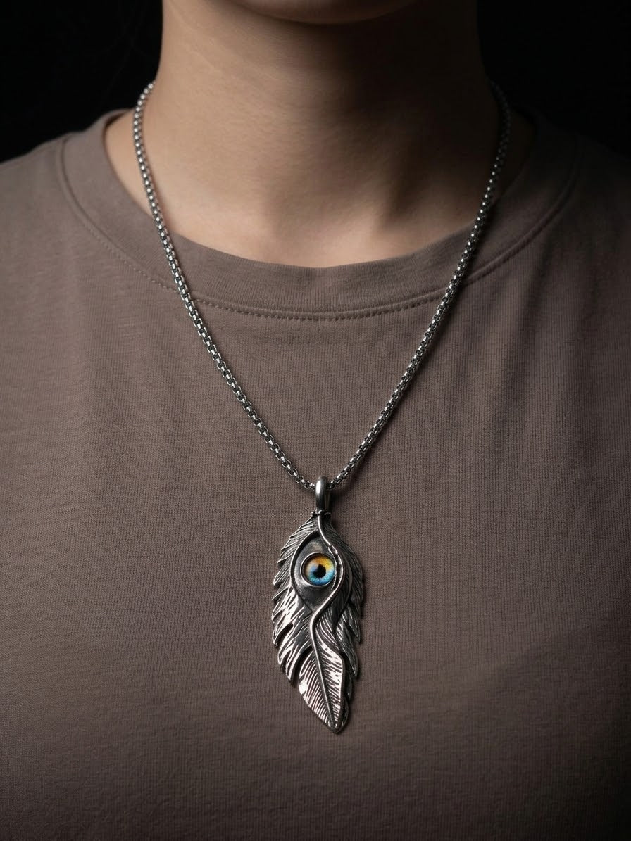 Collana con ciondolo a forma di piuma e occhio