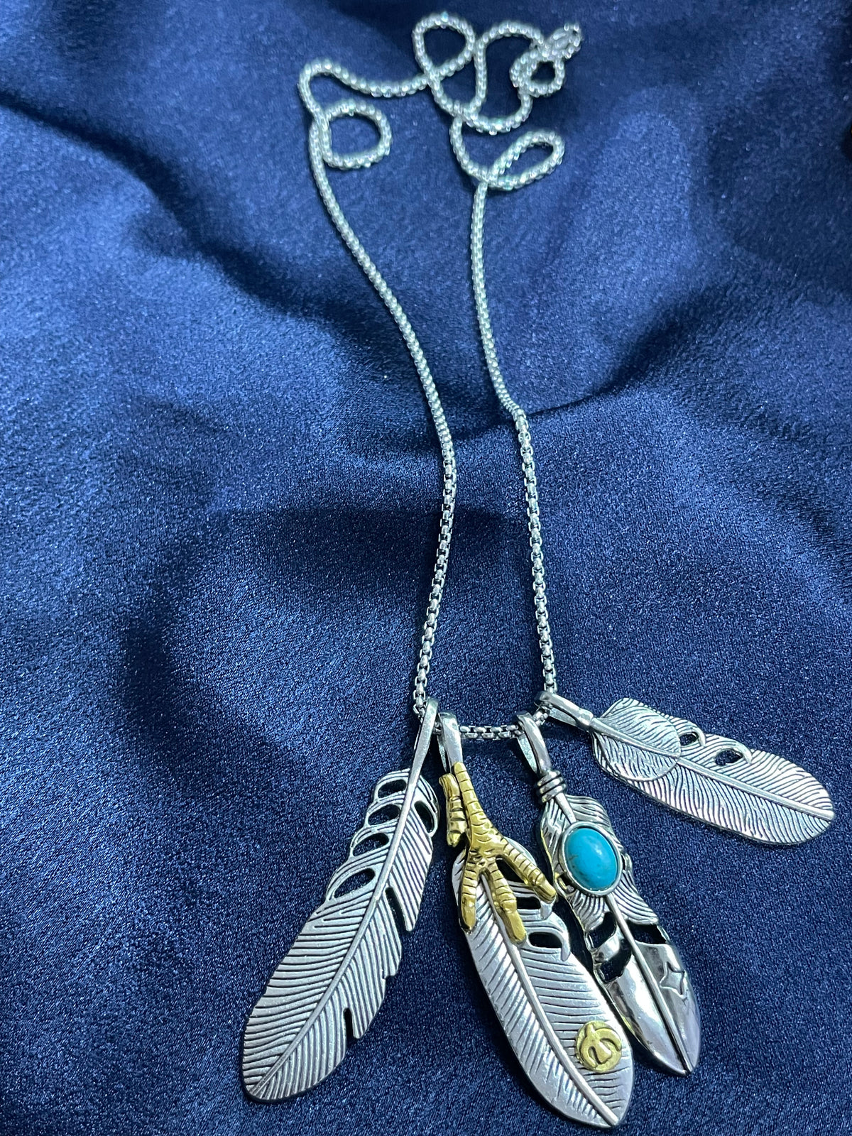 Collana unisex con piume argentate, artiglio dorato e turchese