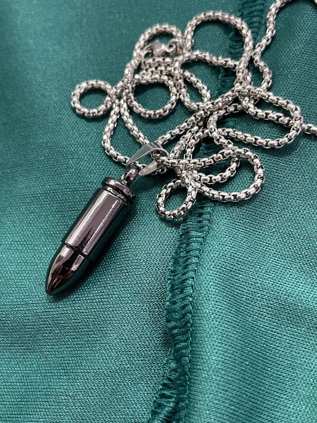 Collana con ciondolo proiettile in acciaio e catena veneziana