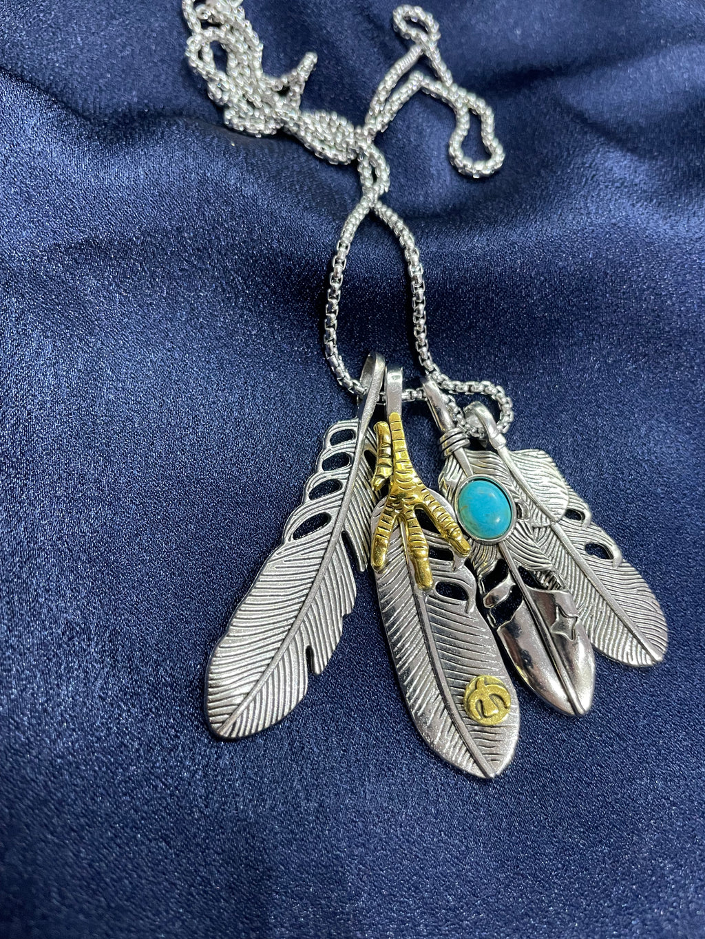 Collana unisex con piume argentate, artiglio dorato e turchese