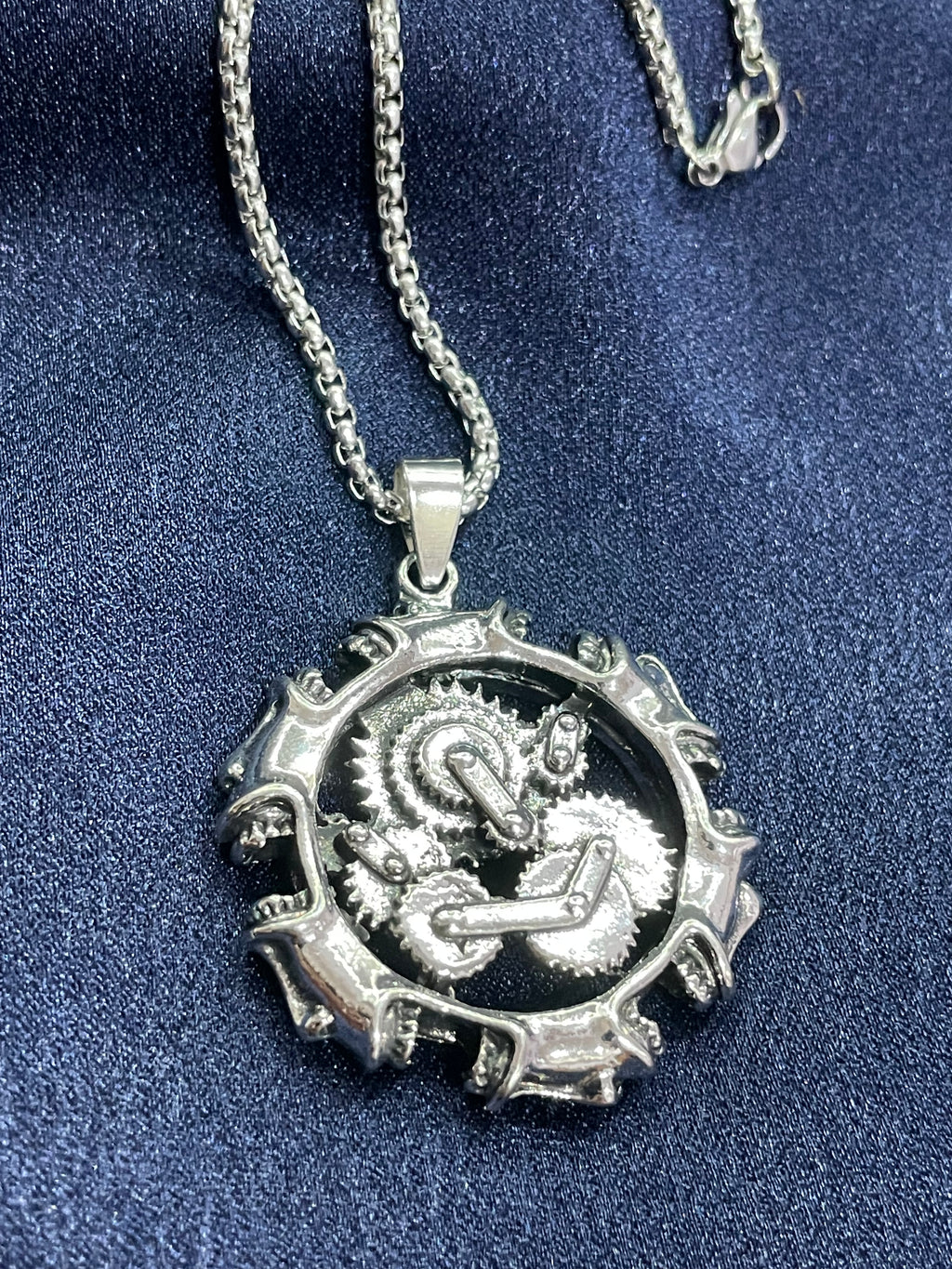 Collana in acciaio con ciondolo a ingranaggi stile meccanico e steampunk