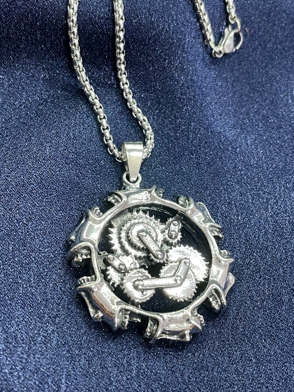 Collana in acciaio con ciondolo a ingranaggi stile meccanico e steampunk