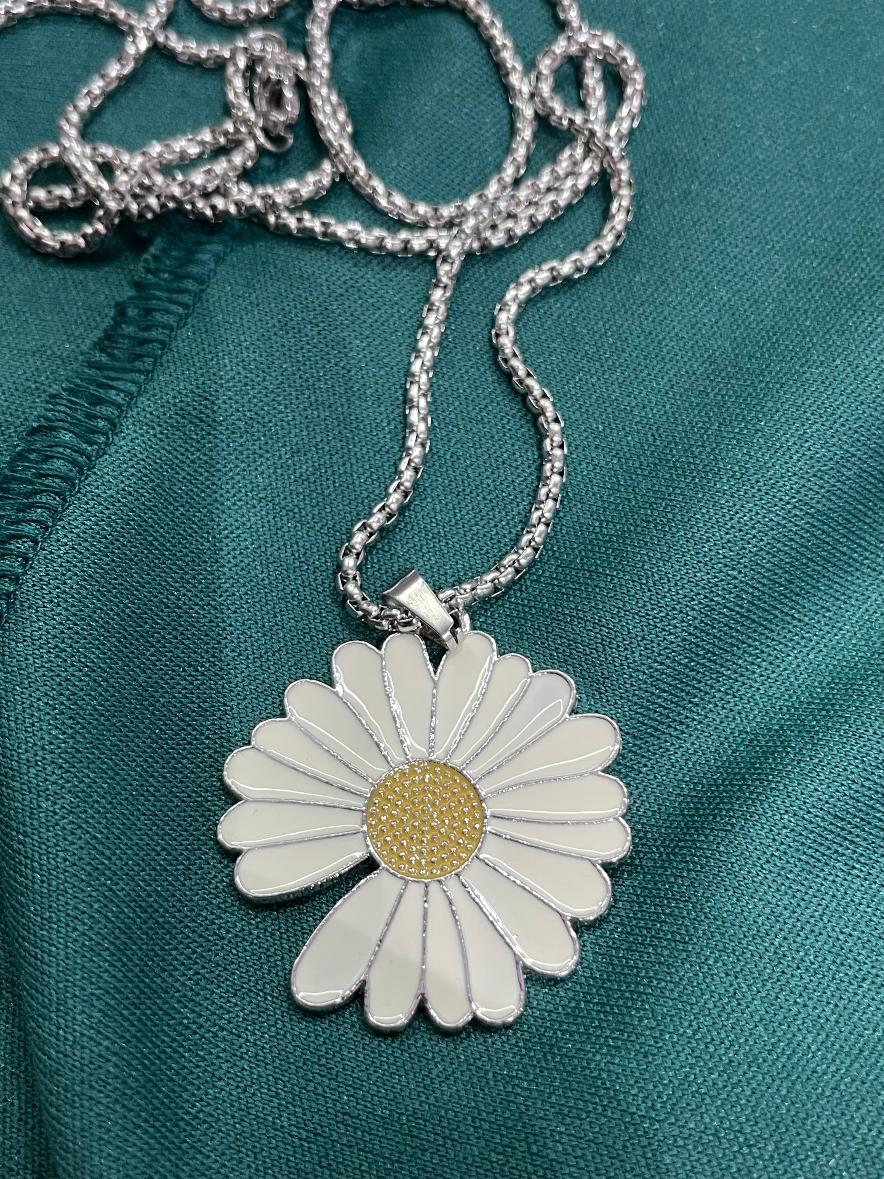 Collana con ciondolo margherita smaltata in acciaio