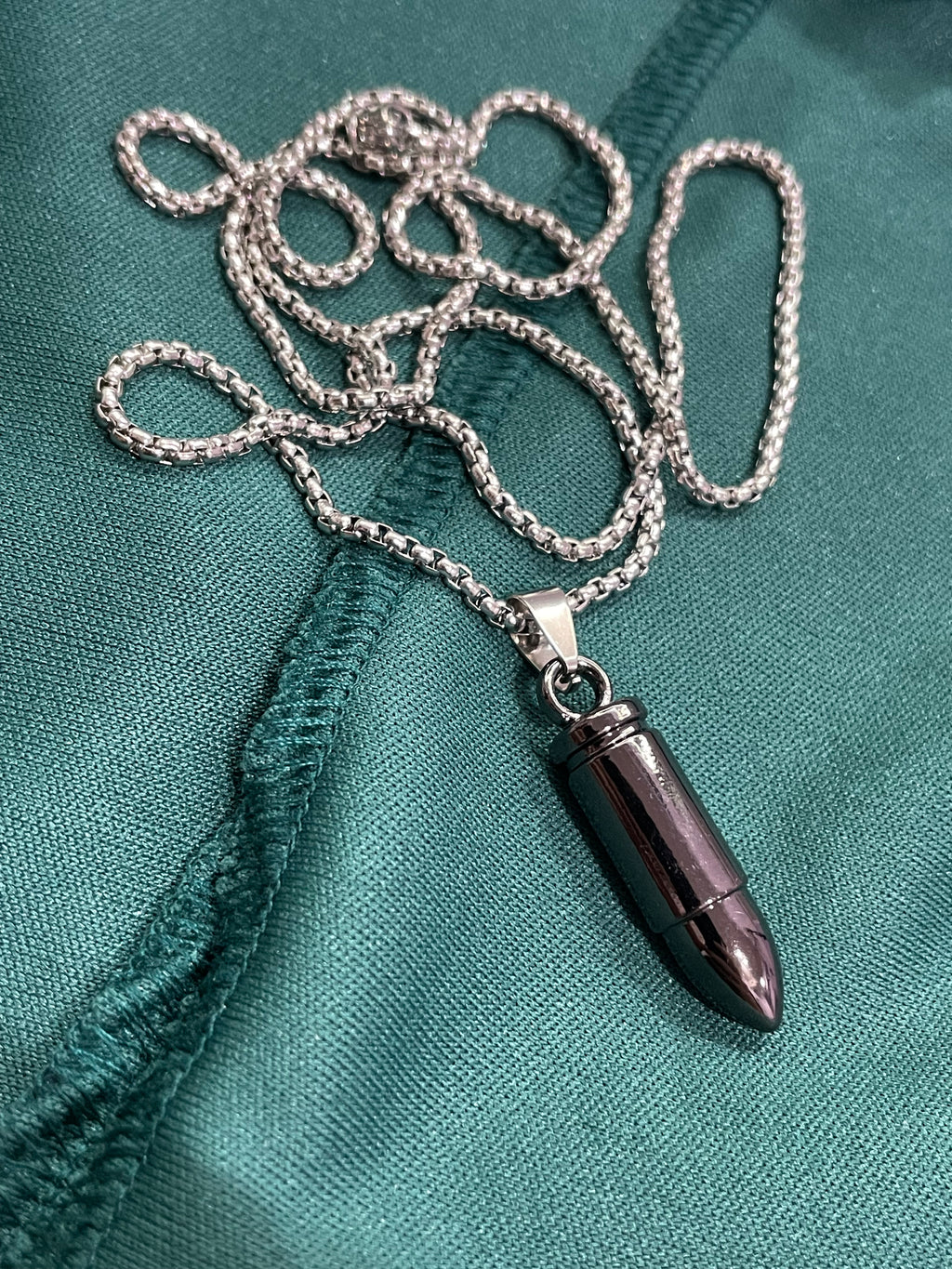 Collana con ciondolo proiettile in acciaio e catena veneziana