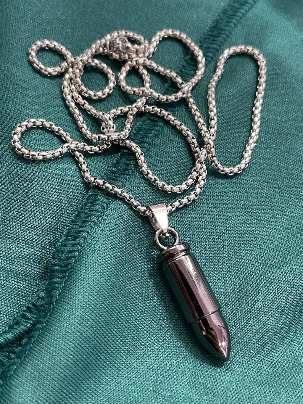Collana con ciondolo proiettile in acciaio e catena veneziana