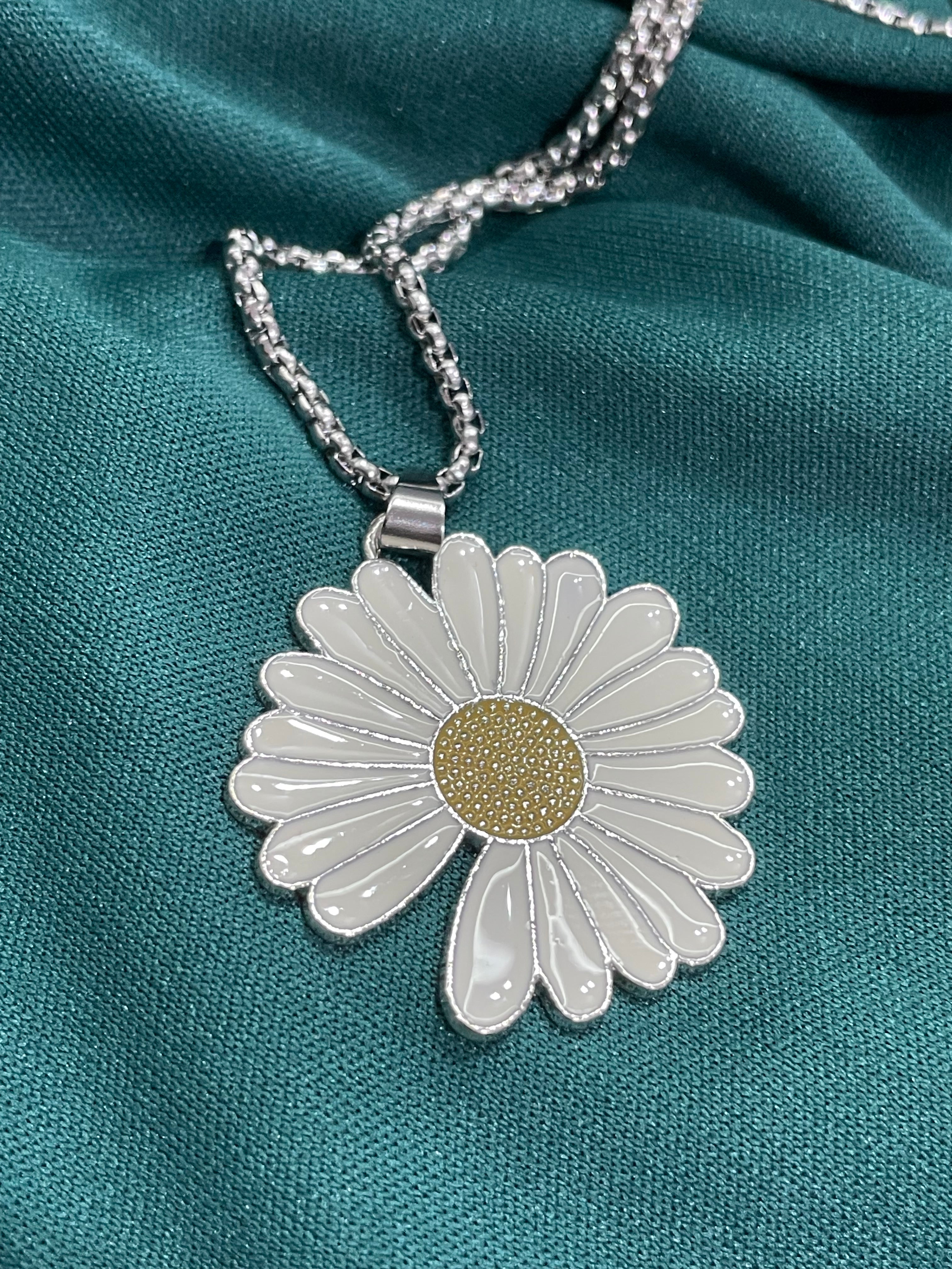 Collana con ciondolo margherita smaltata in acciaio