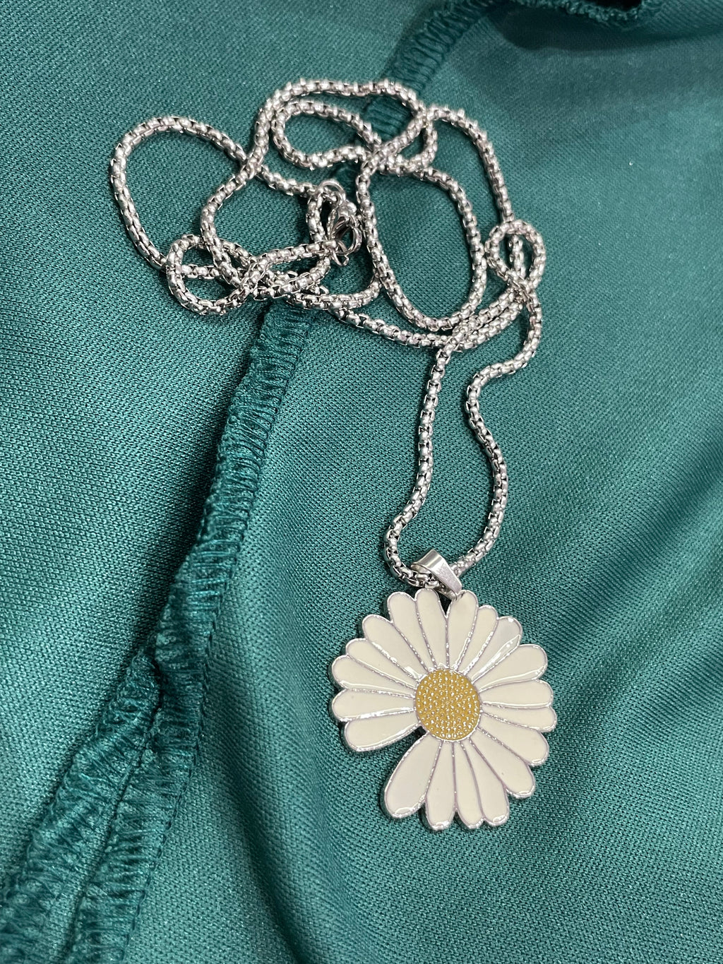 Collana con ciondolo margherita smaltata in acciaio