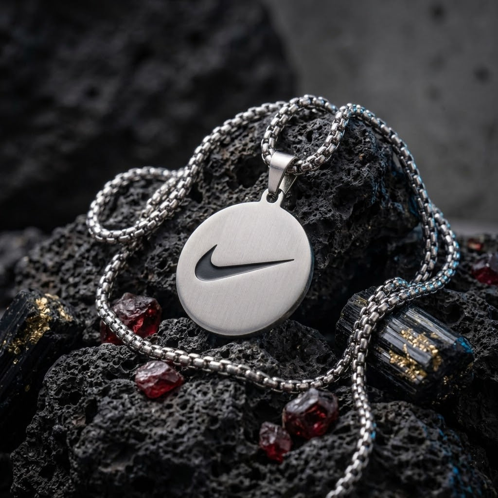 Collana con Ciondolo Simbolo Iconico Nike in Acciaio
