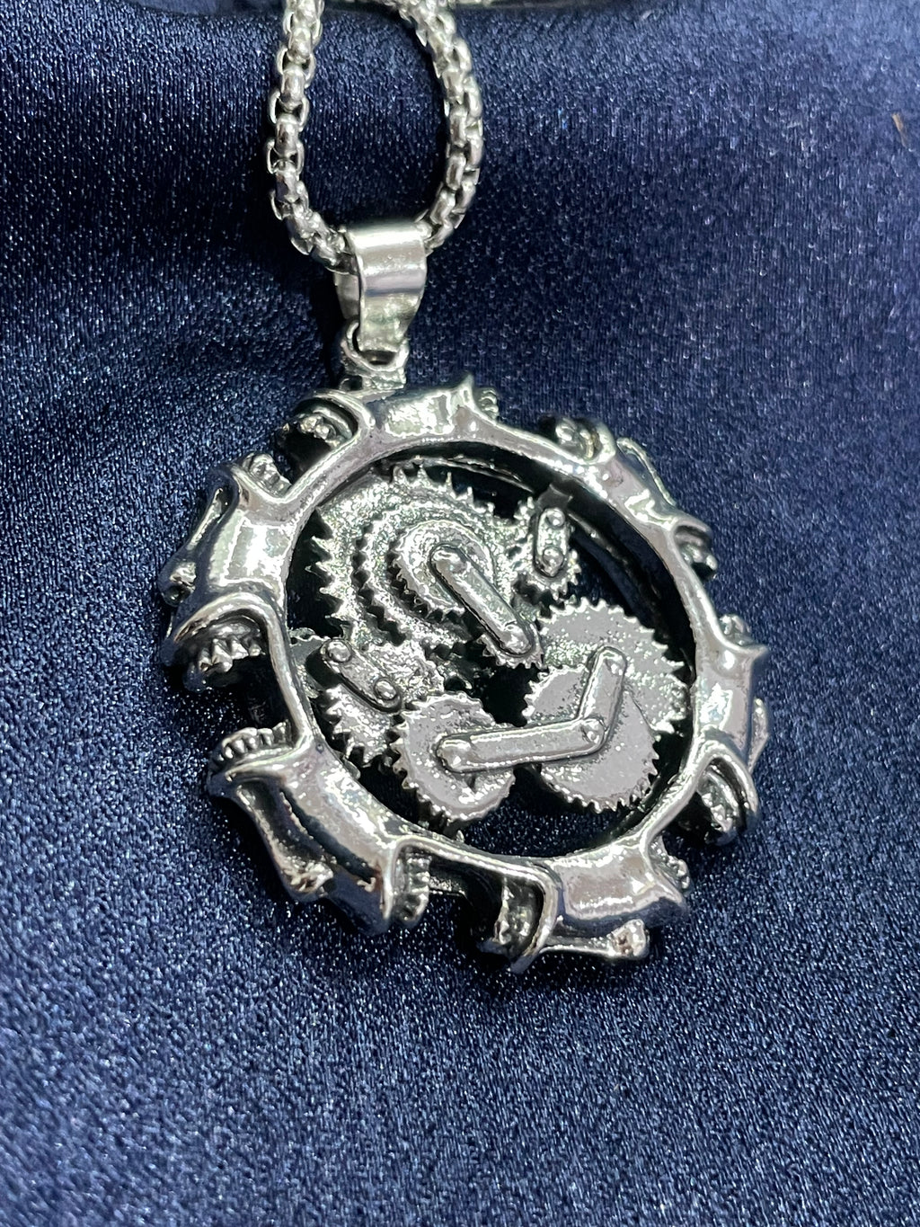 Collana in acciaio con ciondolo a ingranaggi stile meccanico e steampunk