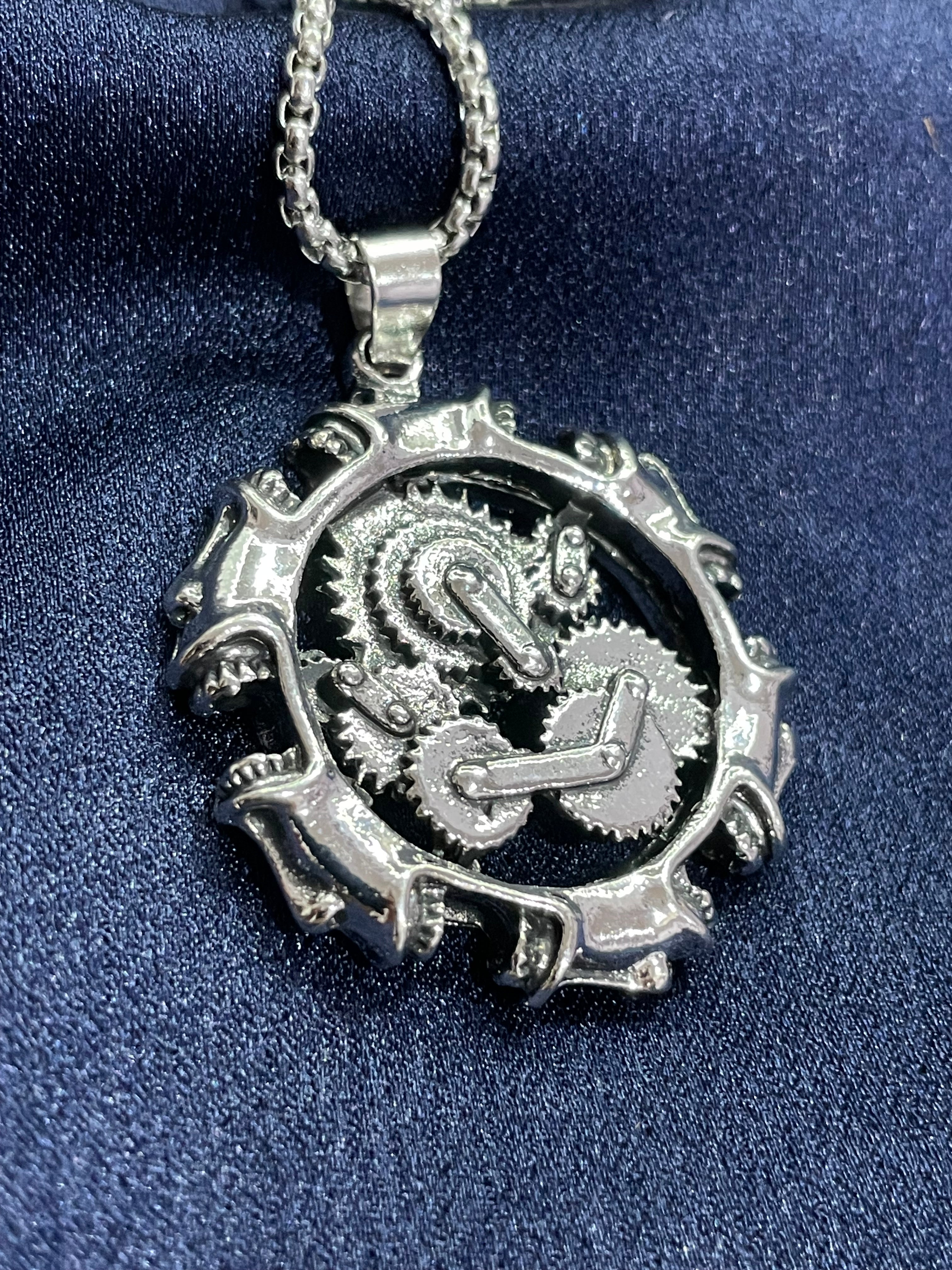 Collana in acciaio con ciondolo a ingranaggi stile meccanico e steampunk