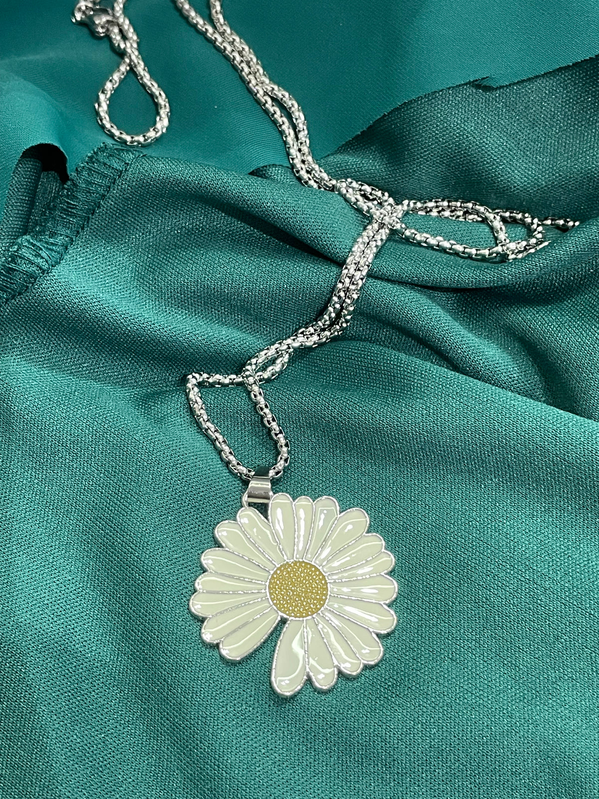Collana con ciondolo margherita smaltata in acciaio
