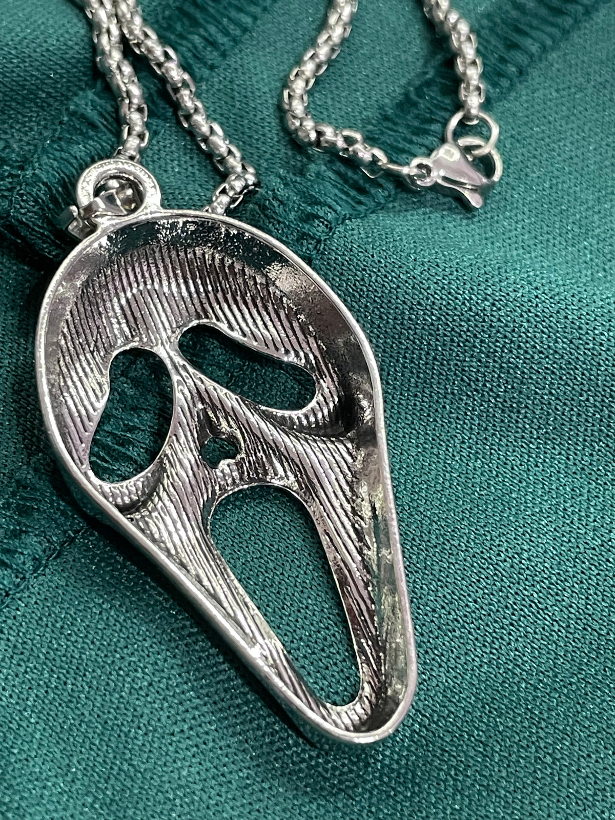 Collana con Pendente a Maschera Scream