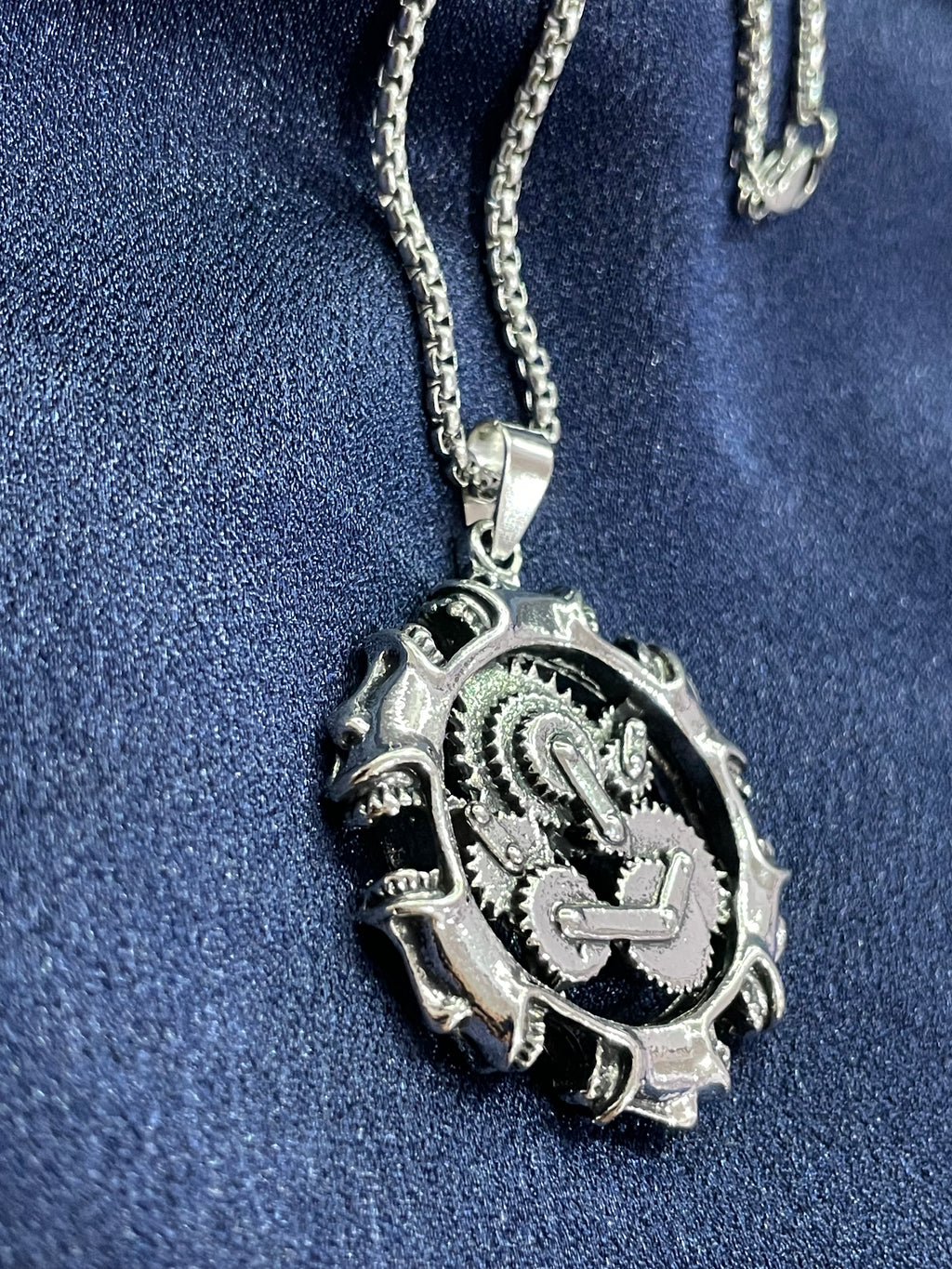 Collana in acciaio con ciondolo a ingranaggi stile meccanico e steampunk