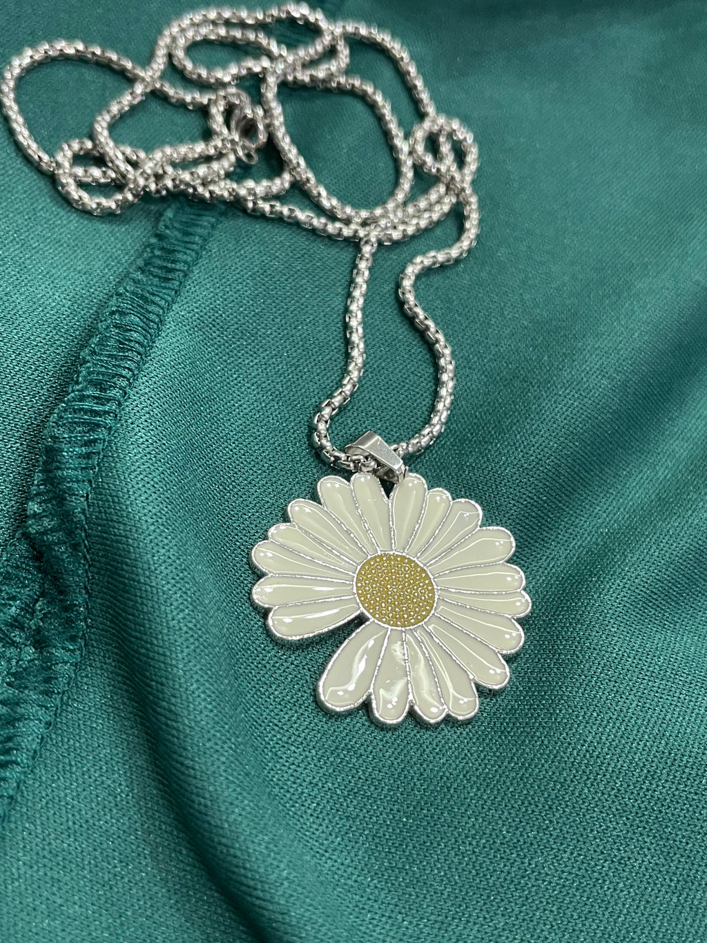 Collana con ciondolo margherita smaltata in acciaio