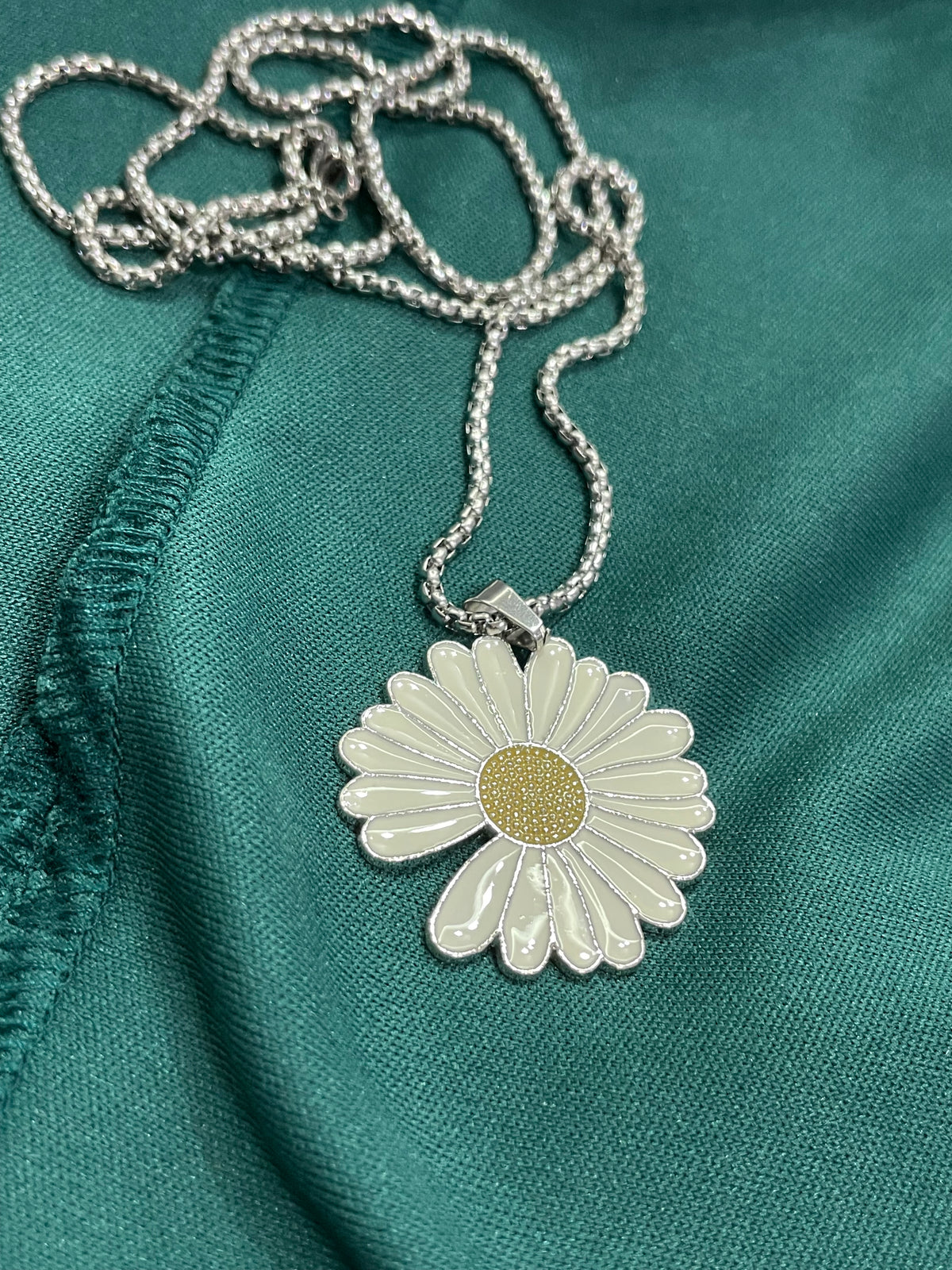 Collana con ciondolo margherita smaltata in acciaio