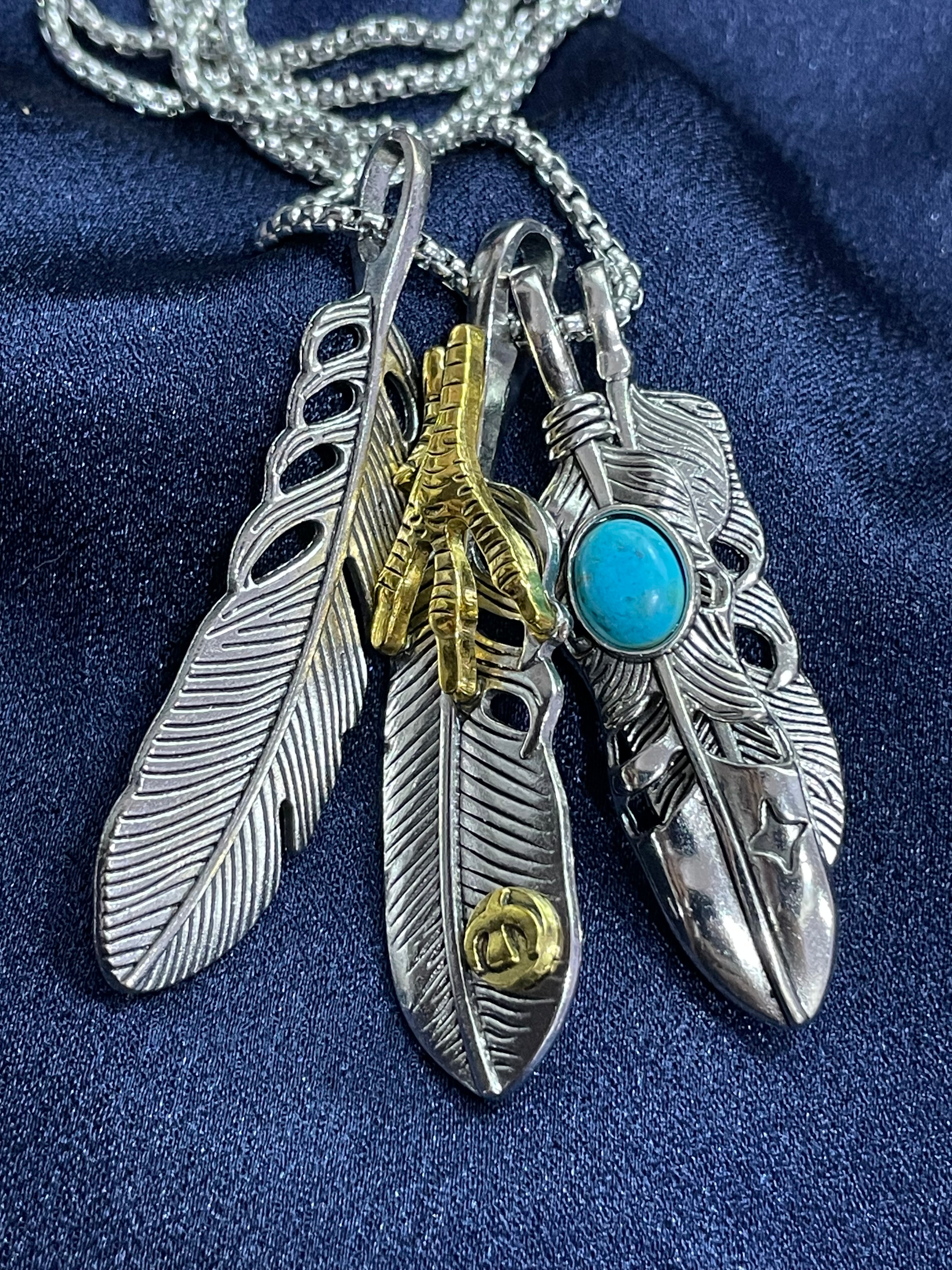 Collana unisex con piume argentate, artiglio dorato e turchese