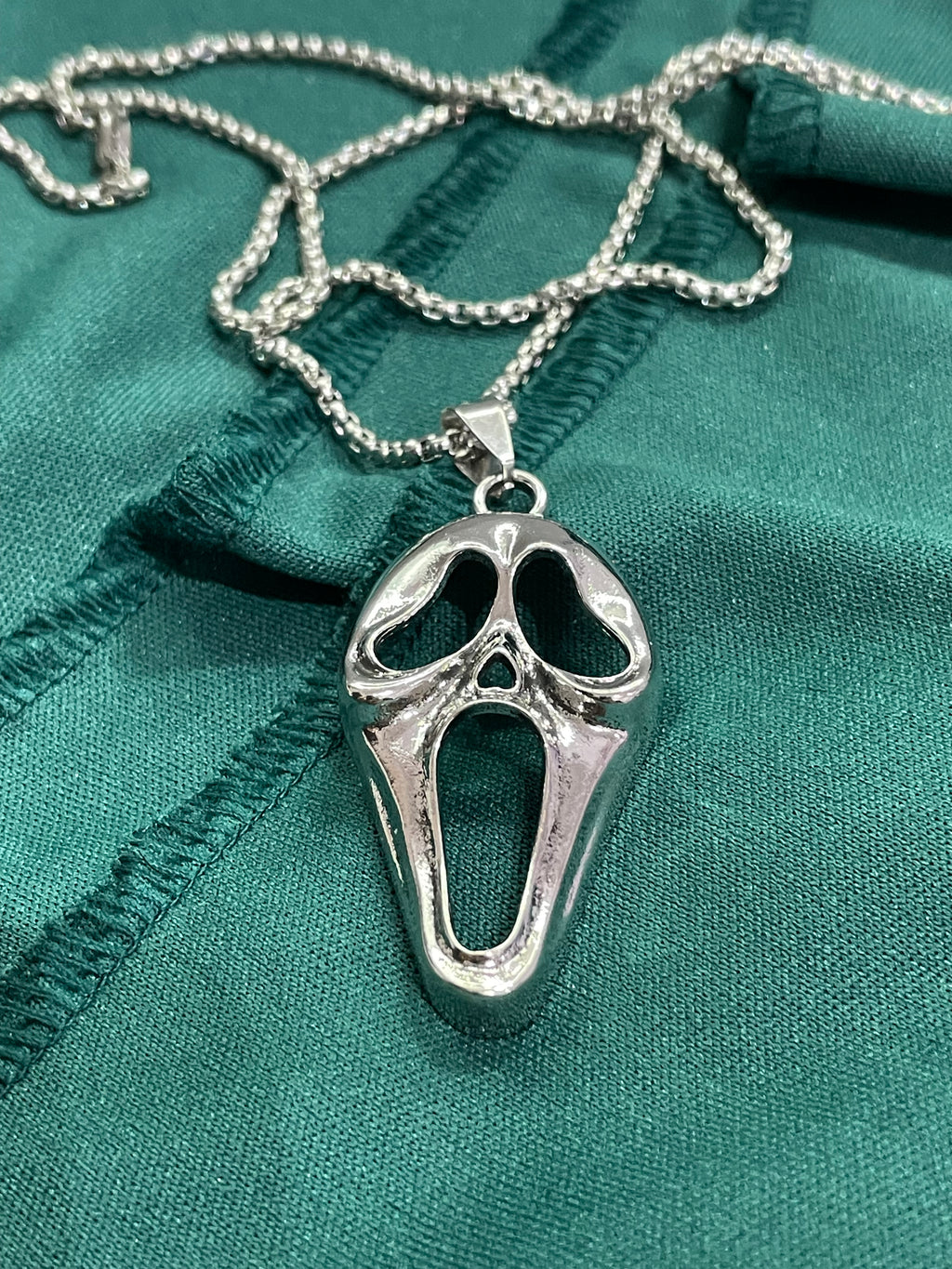 Collana con Pendente a Maschera Scream