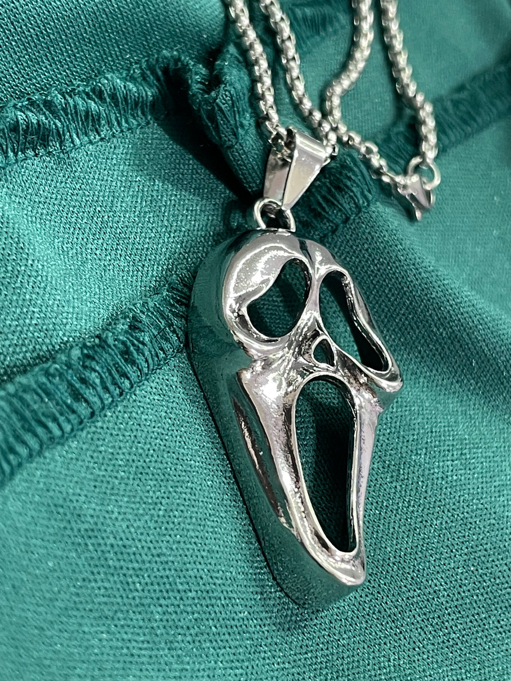 Collana con Pendente a Maschera Scream