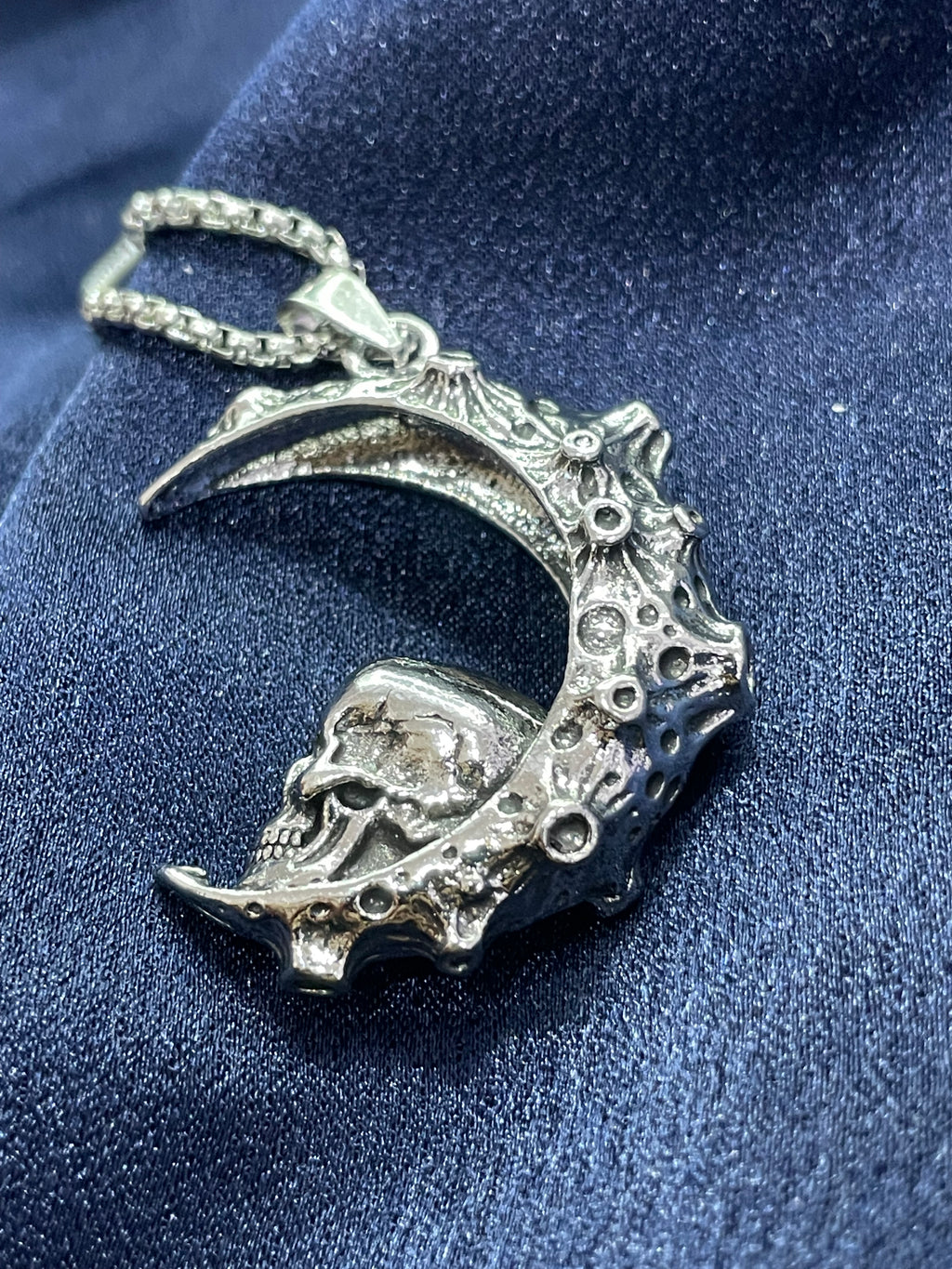 Collana ciondolo luna gotica Argentata con Teschio