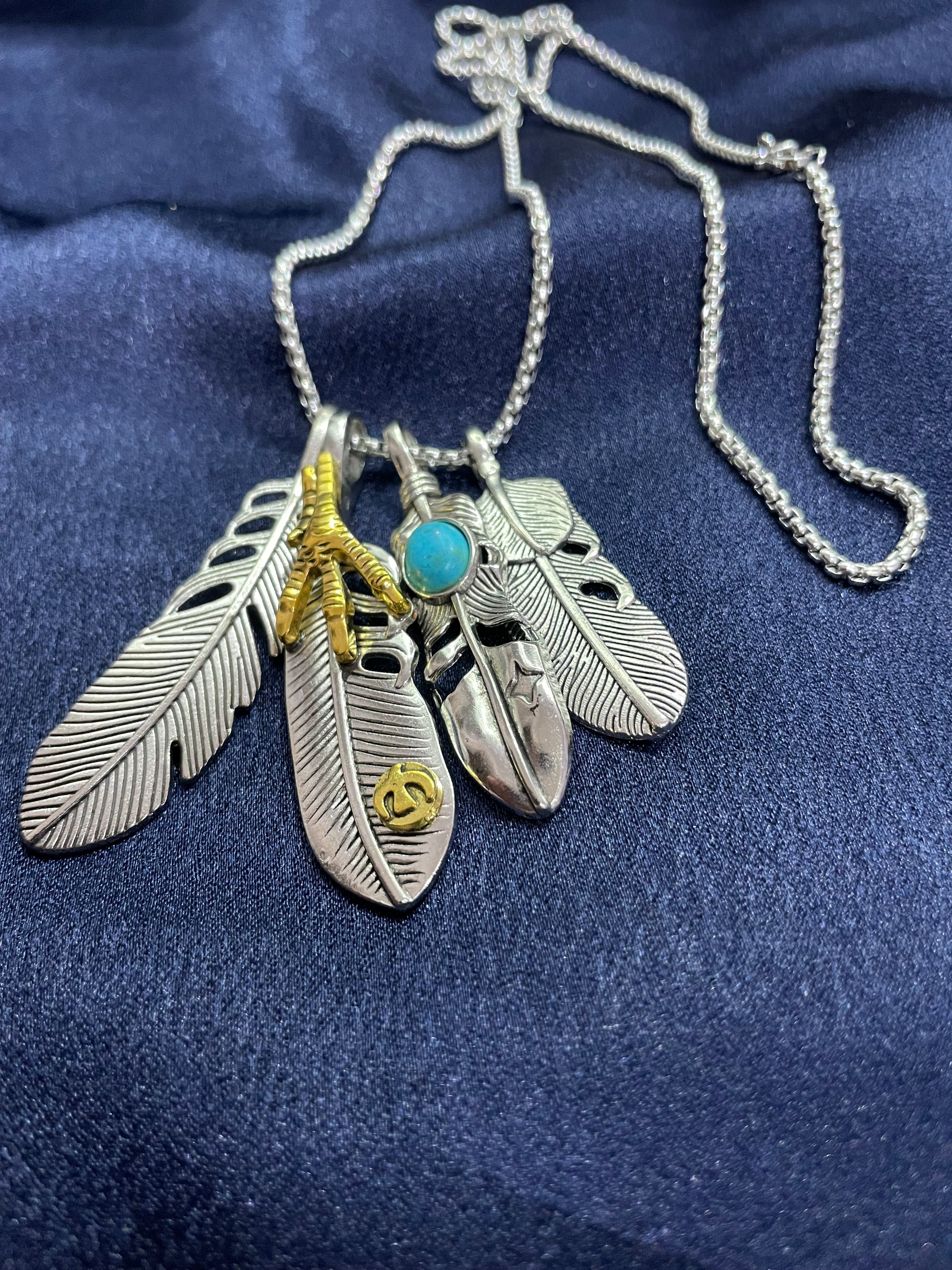 Collana unisex con piume argentate, artiglio dorato e turchese