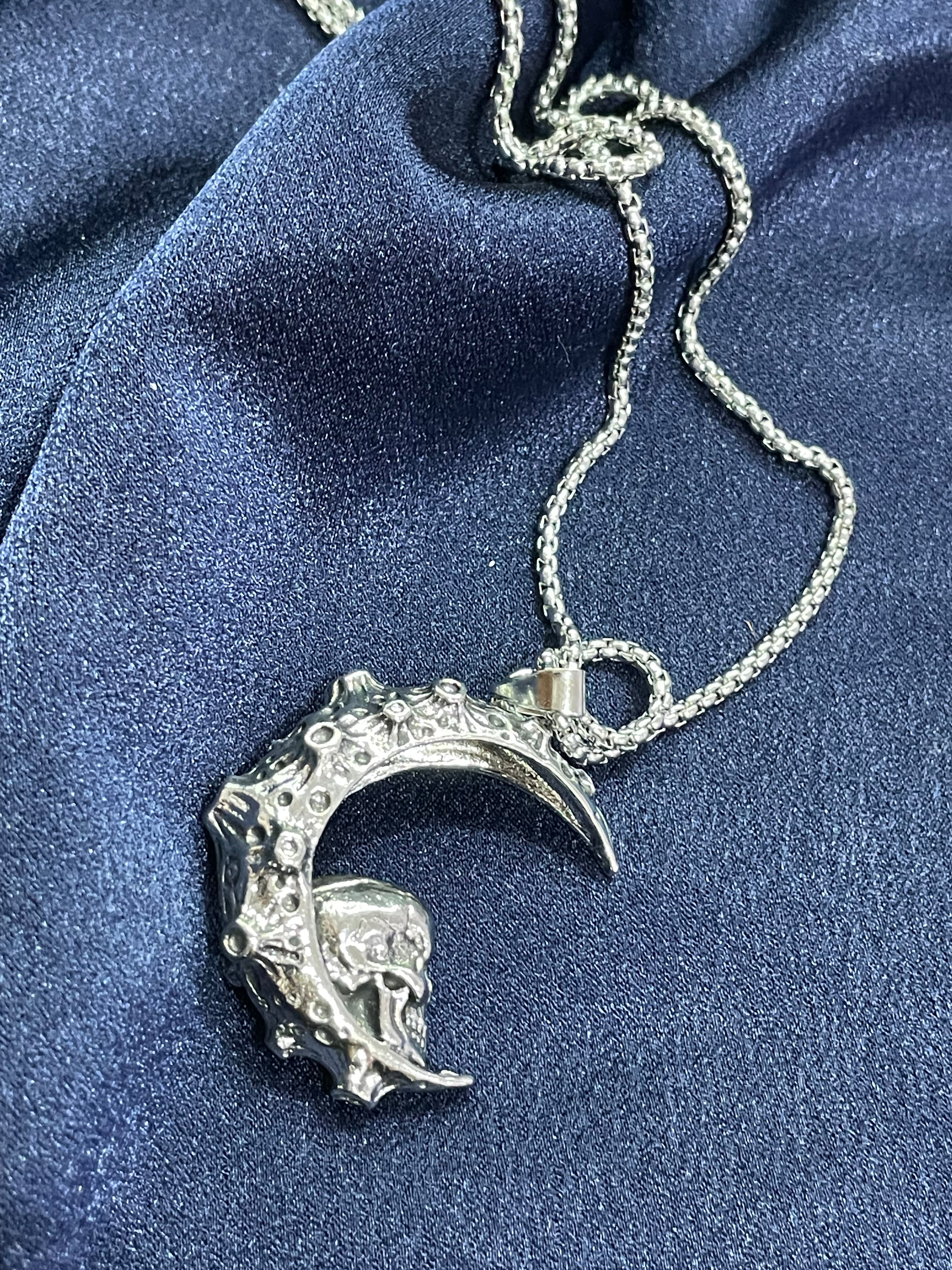 Collana ciondolo luna gotica Argentata con Teschio