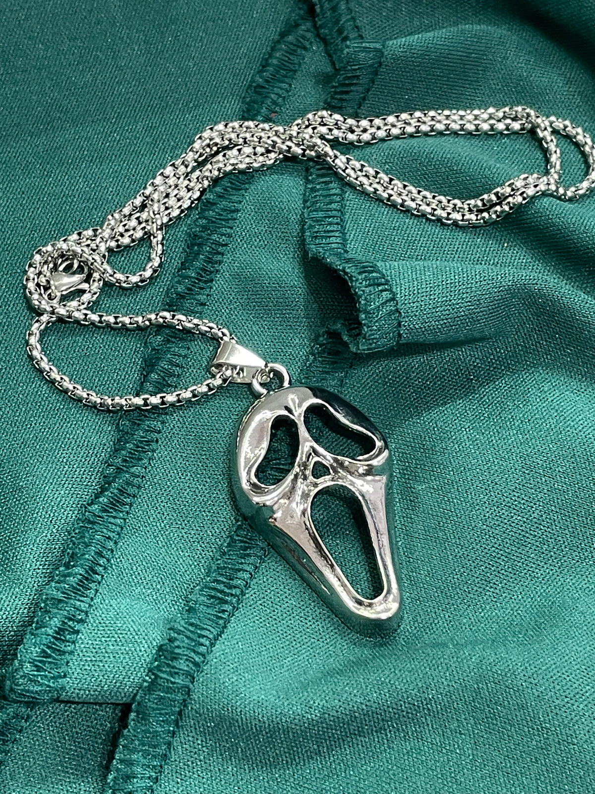 Collana con Pendente a Maschera Scream