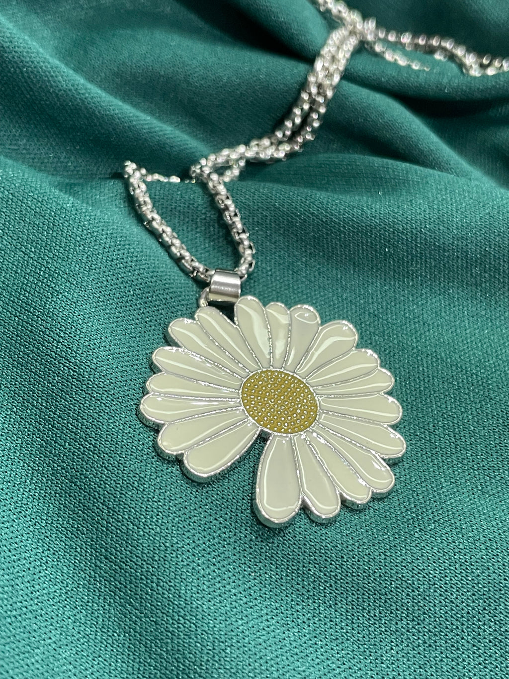 Collana con ciondolo margherita smaltata in acciaio