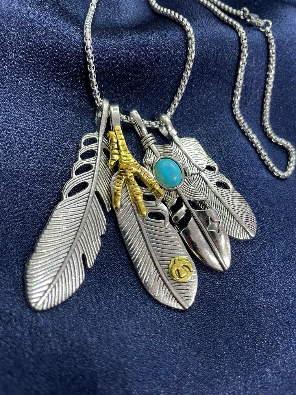 Collana unisex con piume argentate, artiglio dorato e turchese