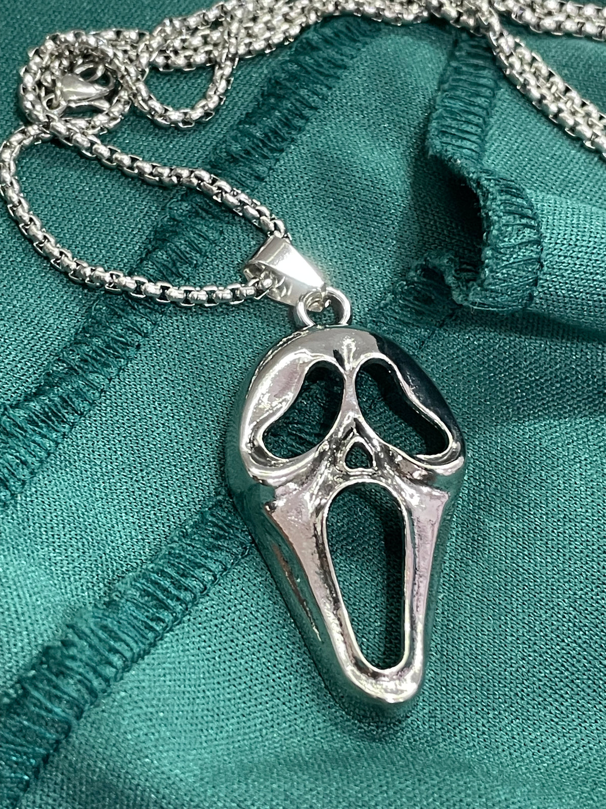Collana con Pendente a Maschera Scream