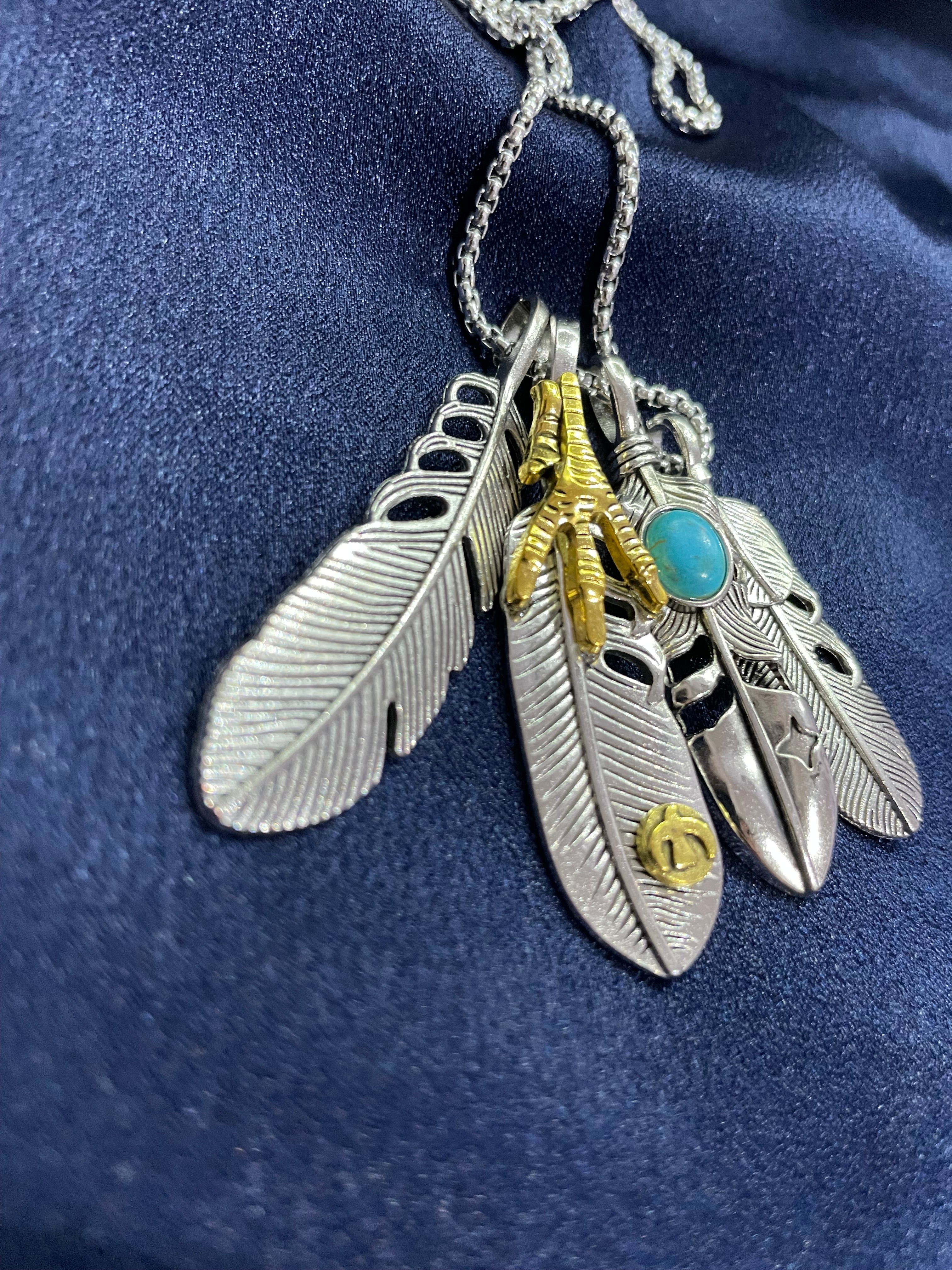 Collana unisex con piume argentate, artiglio dorato e turchese
