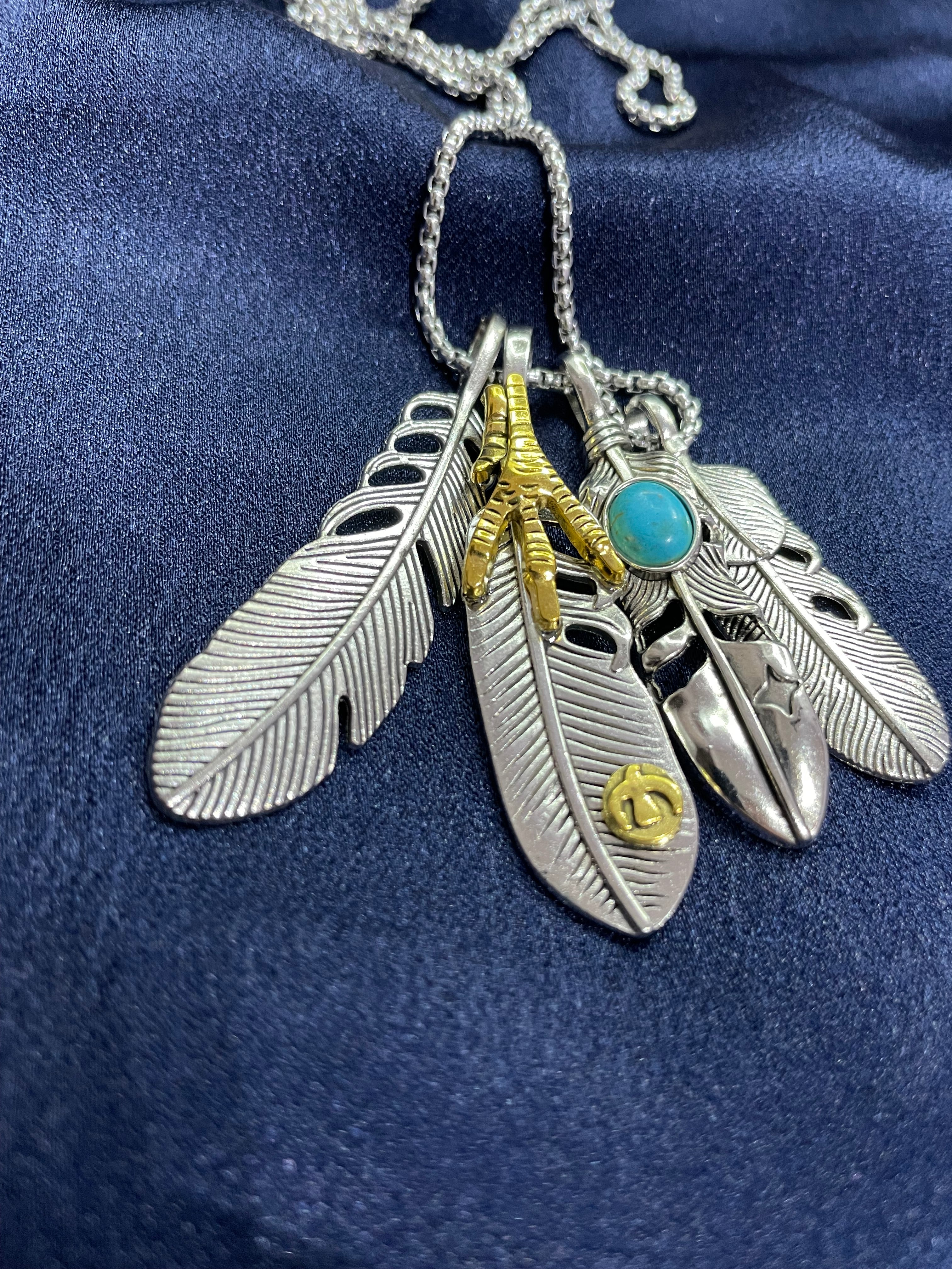 Collana unisex con piume argentate, artiglio dorato e turchese