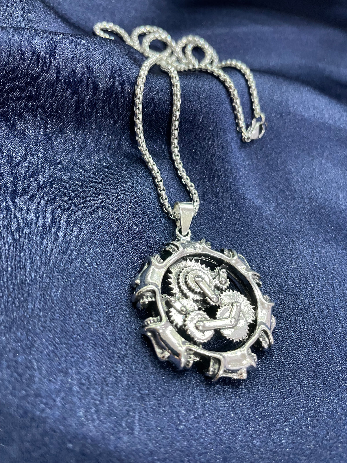 Collana in acciaio con ciondolo a ingranaggi stile meccanico e steampunk