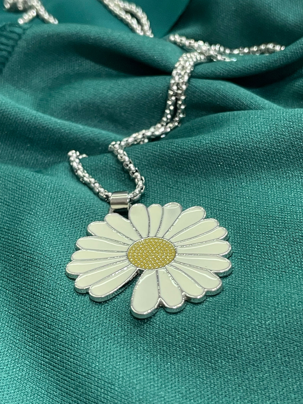 Collana con ciondolo margherita smaltata in acciaio