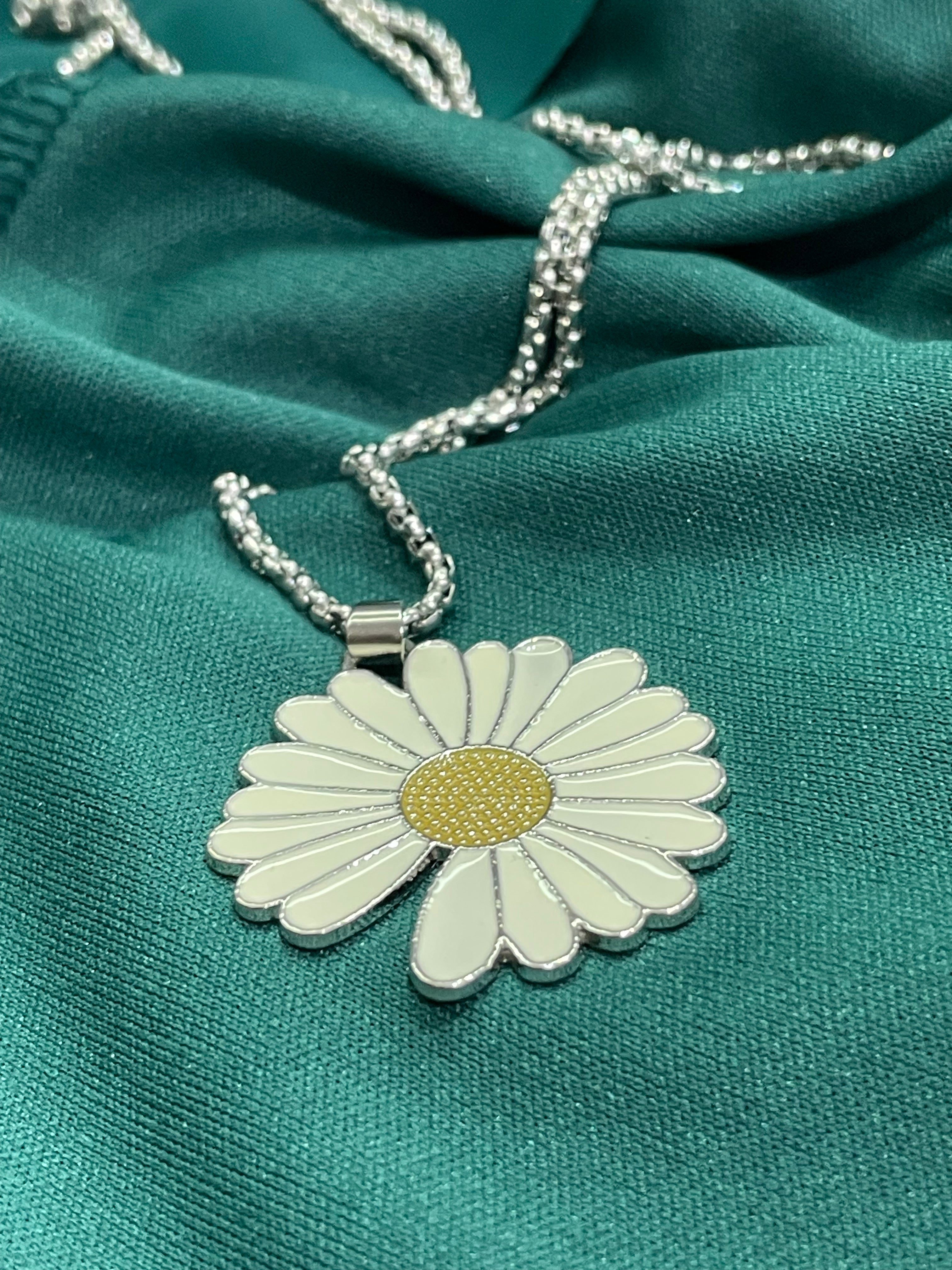 Collana con ciondolo margherita smaltata in acciaio
