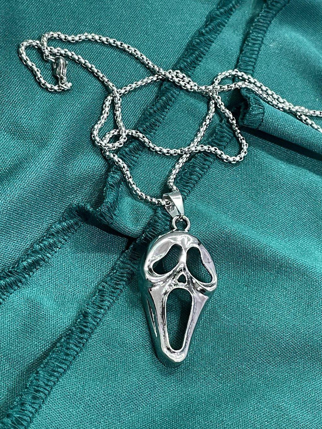 Collana con Pendente a Maschera Scream