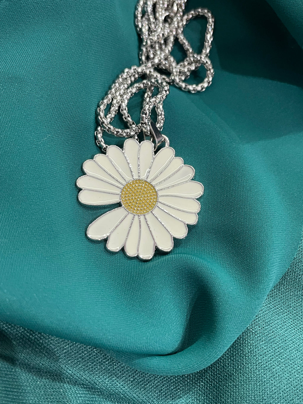 Collana con ciondolo margherita smaltata in acciaio