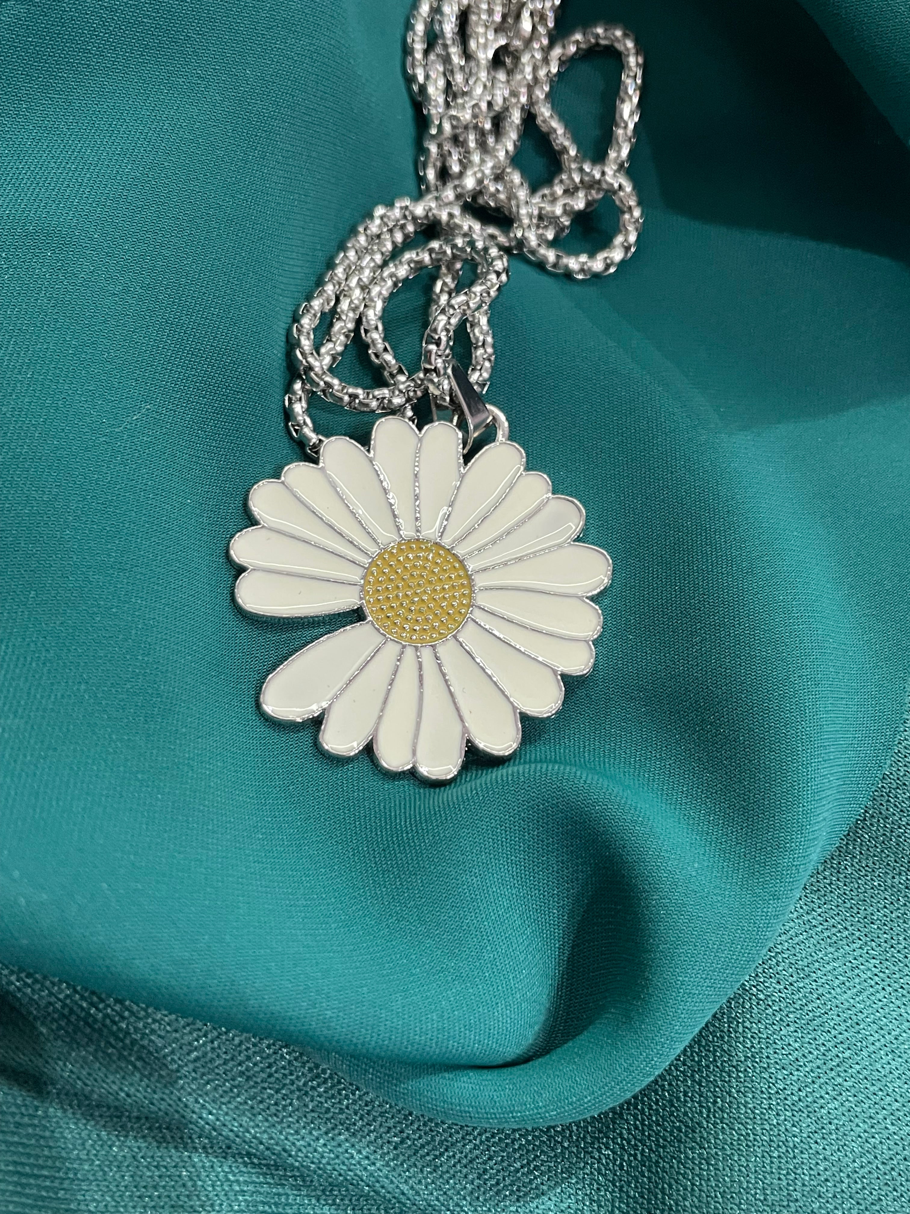 Collana con ciondolo margherita smaltata in acciaio