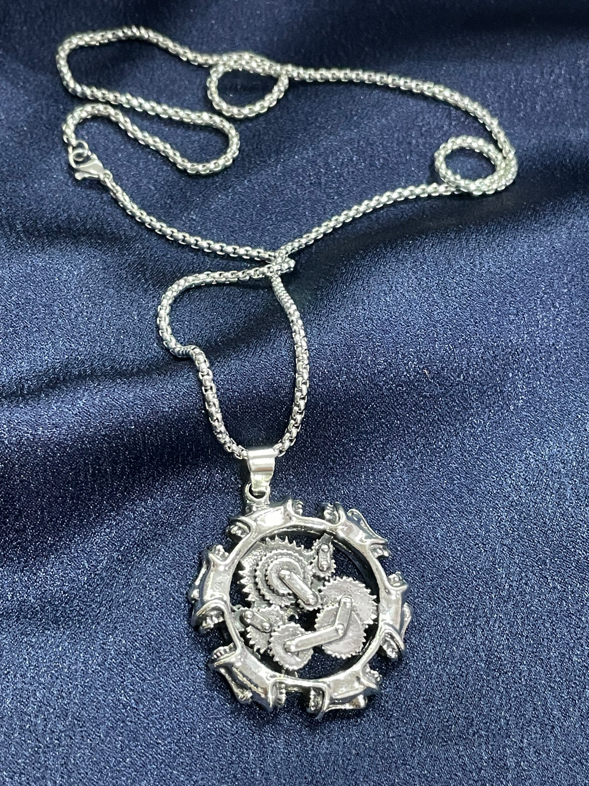 Collana in acciaio con ciondolo a ingranaggi stile meccanico e steampunk