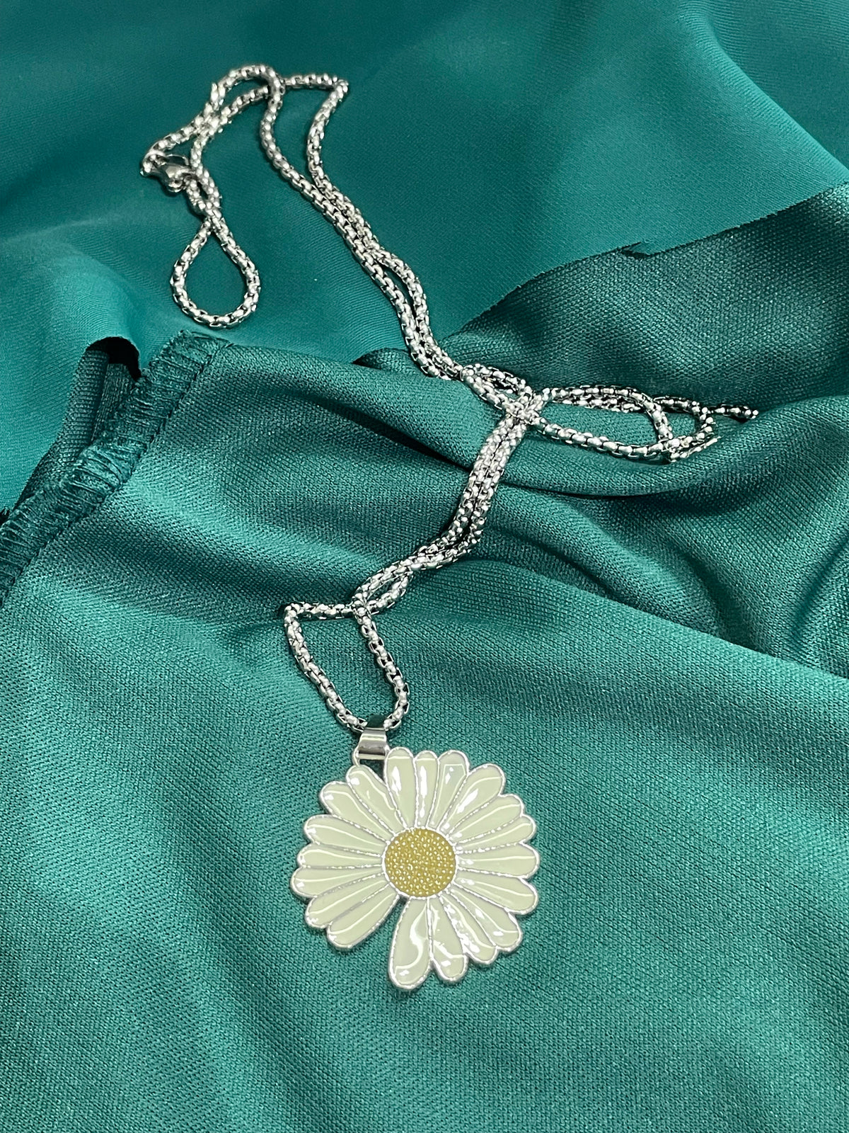 Collana con ciondolo margherita smaltata in acciaio