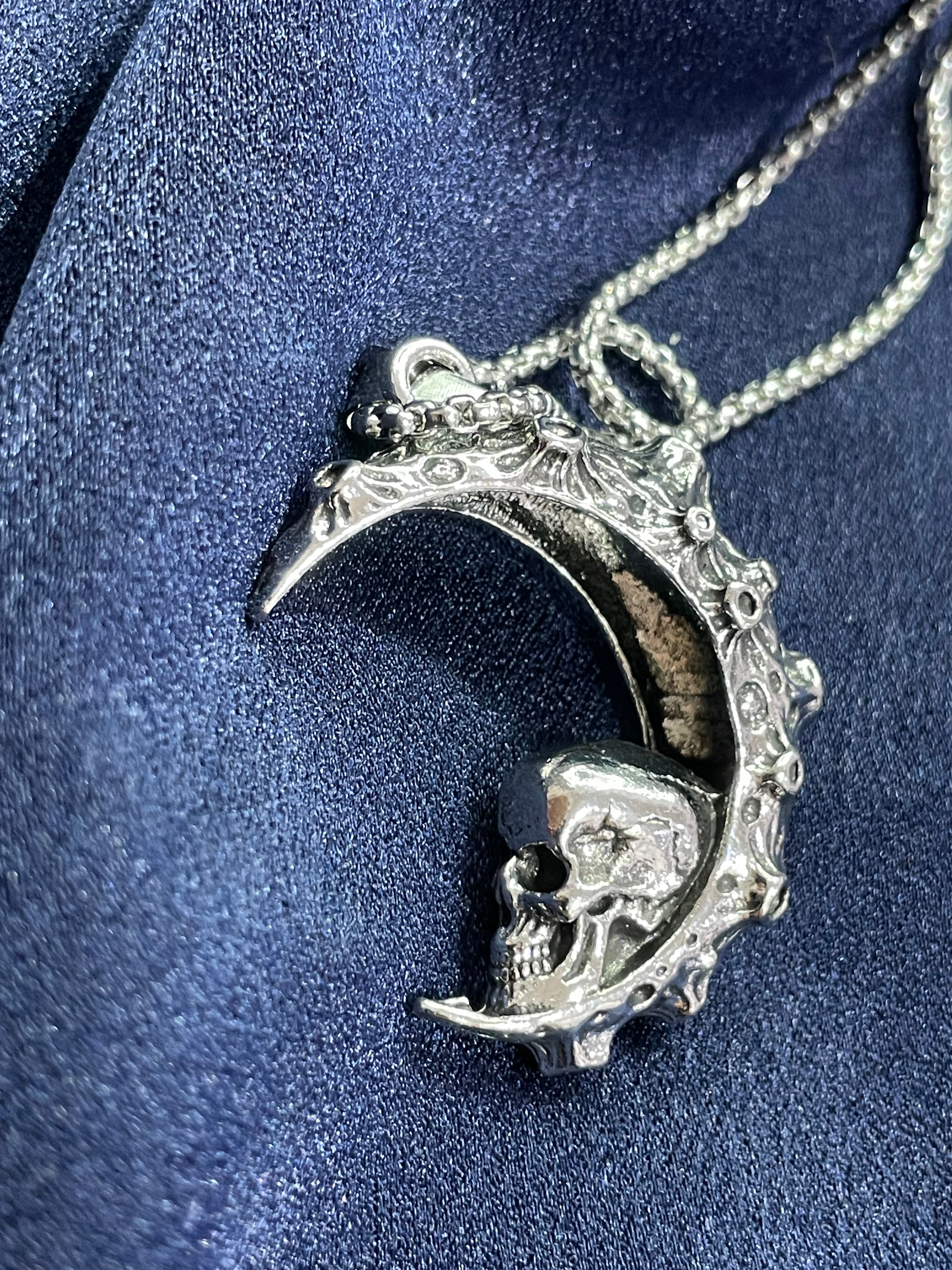 Collana ciondolo luna gotica Argentata con Teschio