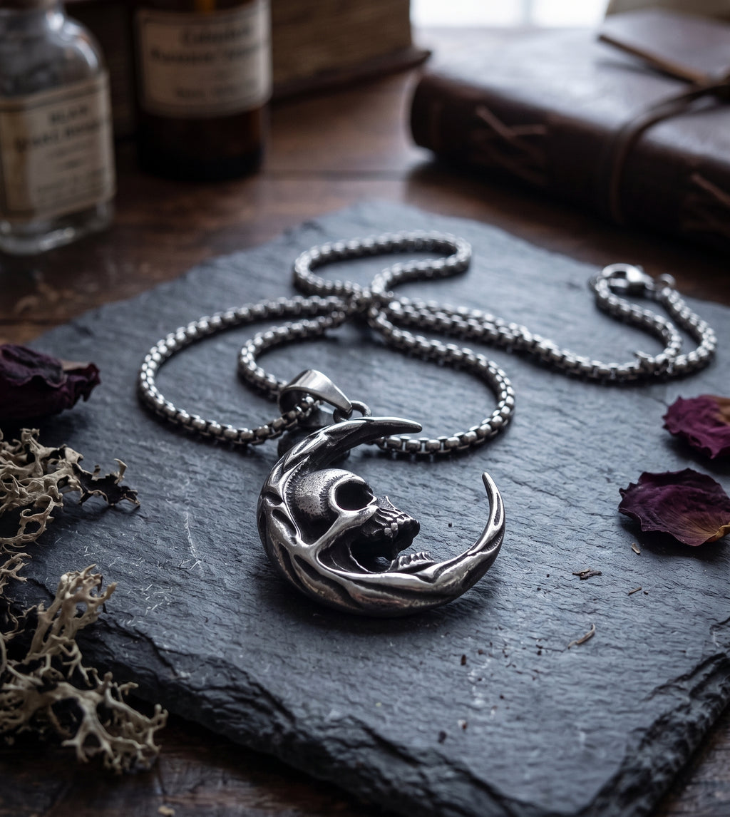 Collana gotica con teschio e luna crescente - pendente dark unisex