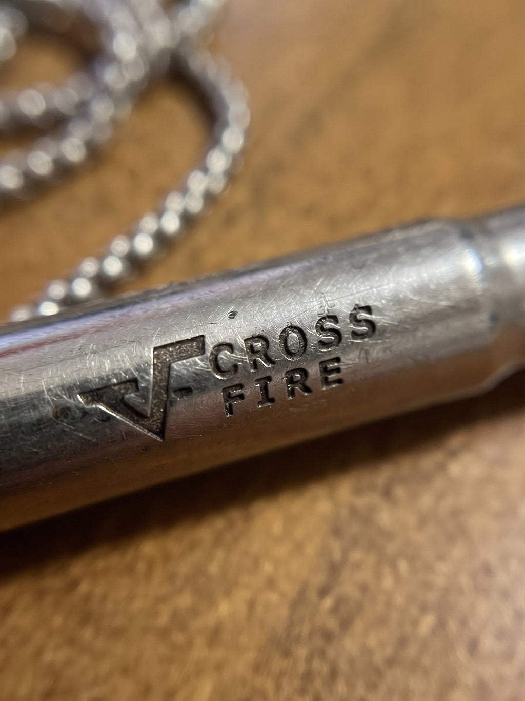 Collana con ciondolo a proiettile "cross fire" in acciaio inossidabile e punta dorata