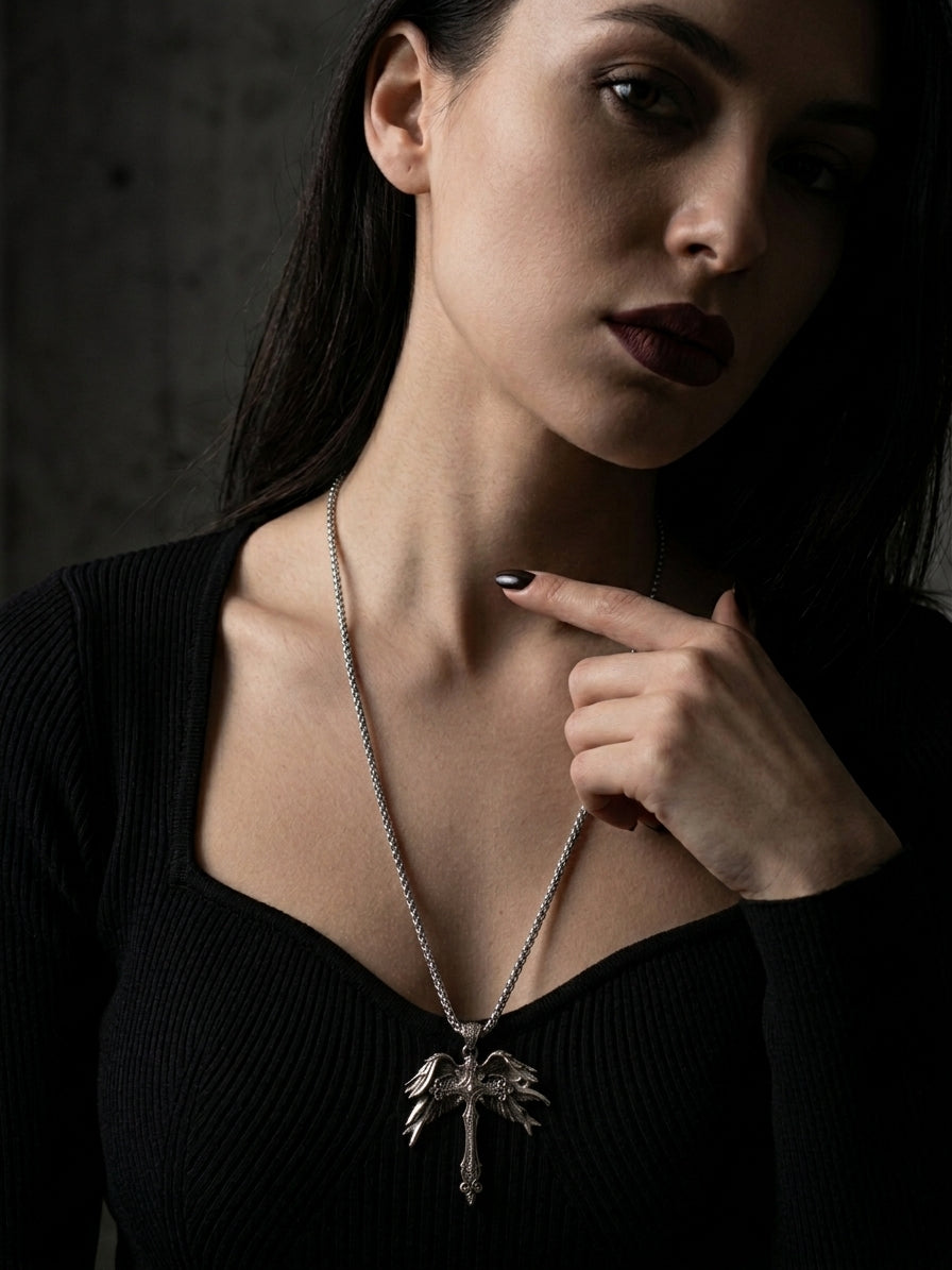 Collana con ciondolo croce gotica e ali d'angelo in acciaio inox