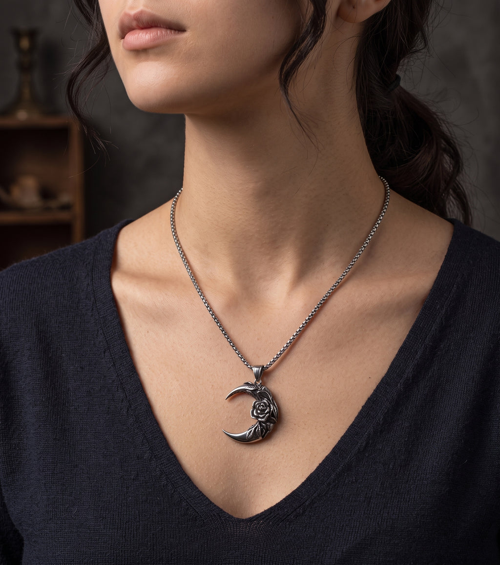 Collana gotica con luna crescente e rosa - pendente dark unisex