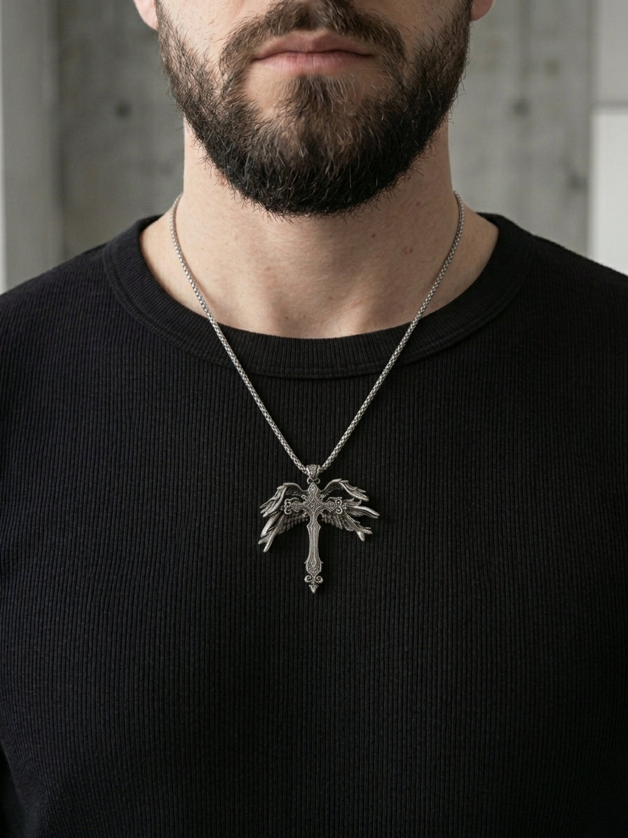 Collana con ciondolo croce gotica e ali d'angelo in acciaio inox