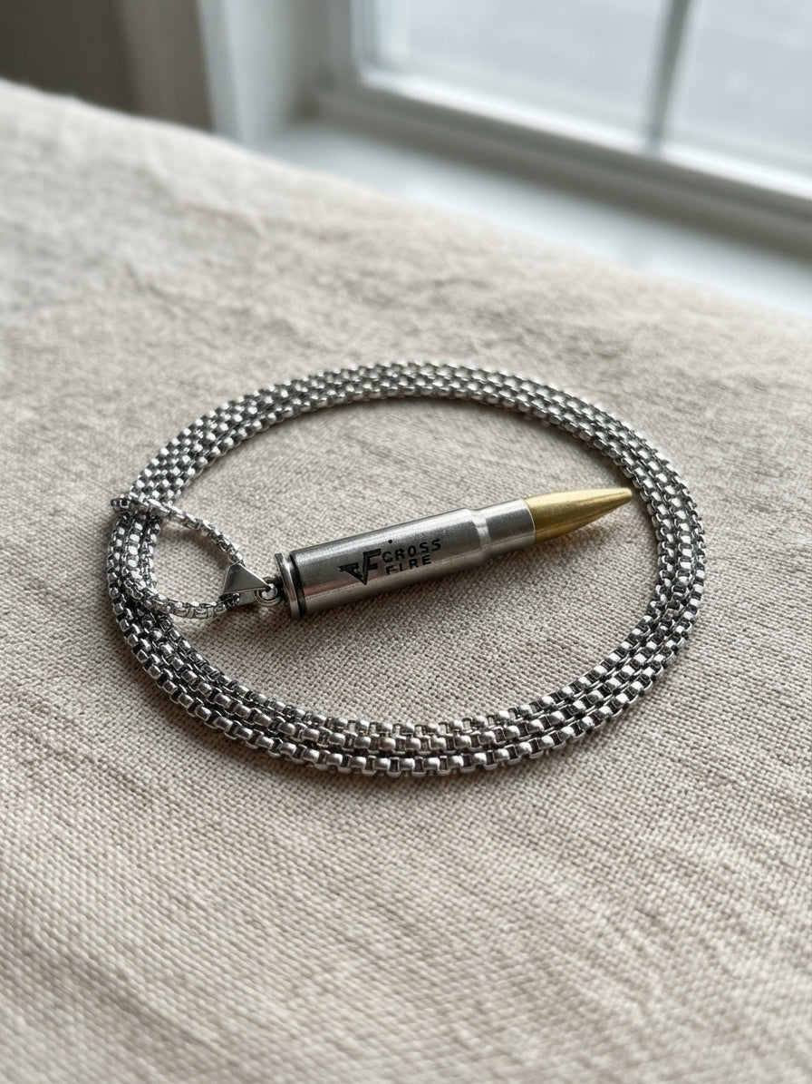 Collana con ciondolo a proiettile "cross fire" in acciaio inossidabile e punta dorata