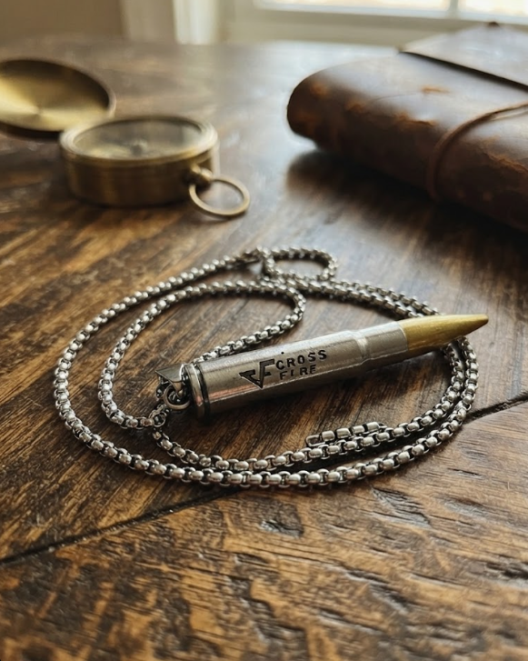 Collana con ciondolo a proiettile "cross fire" in acciaio inossidabile e punta dorata
