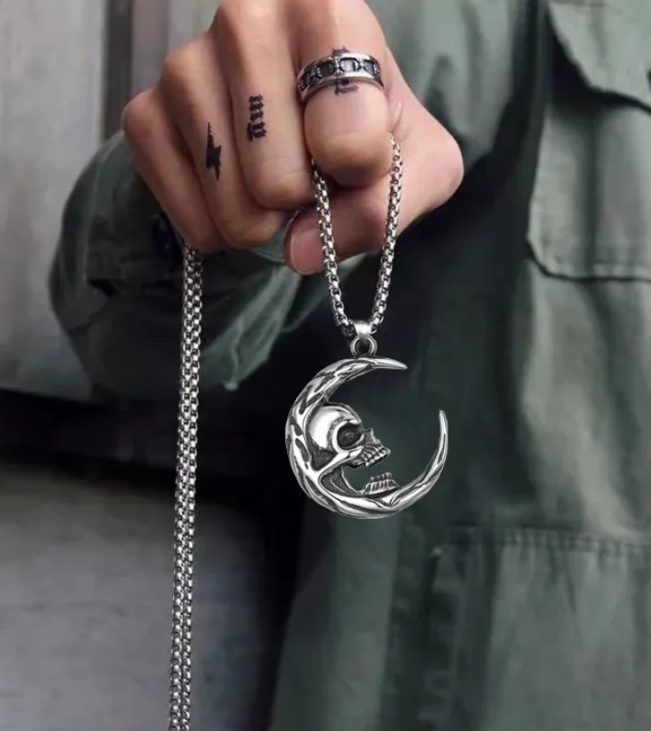 Collana gotica con teschio e luna crescente - pendente dark unisex